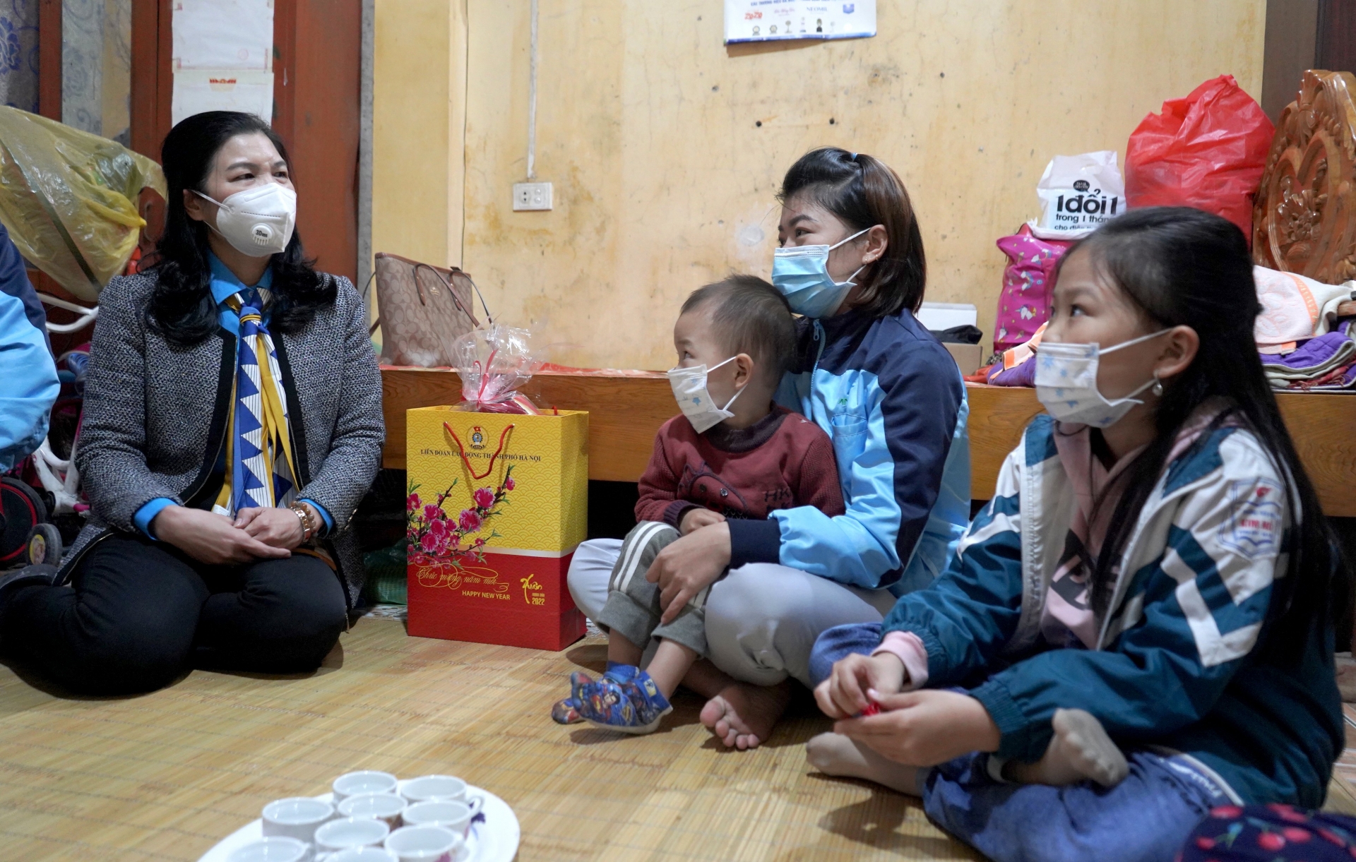 Tặng quà công nhân không về quê đón Tết Những gia đình công nhân đón Tết ở xóm trọ