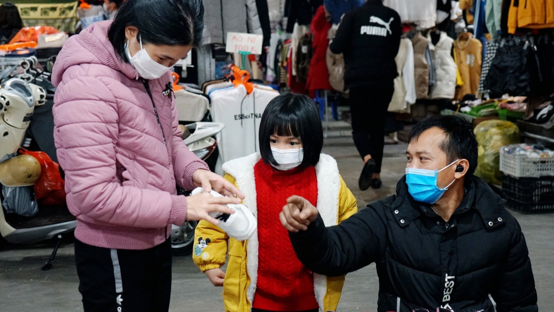 Không khí mua sắm Tết của công nhân lao động Thủ đô