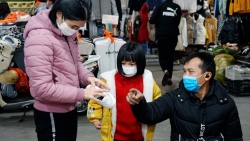 Không khí mua sắm Tết của công nhân lao động Thủ đô