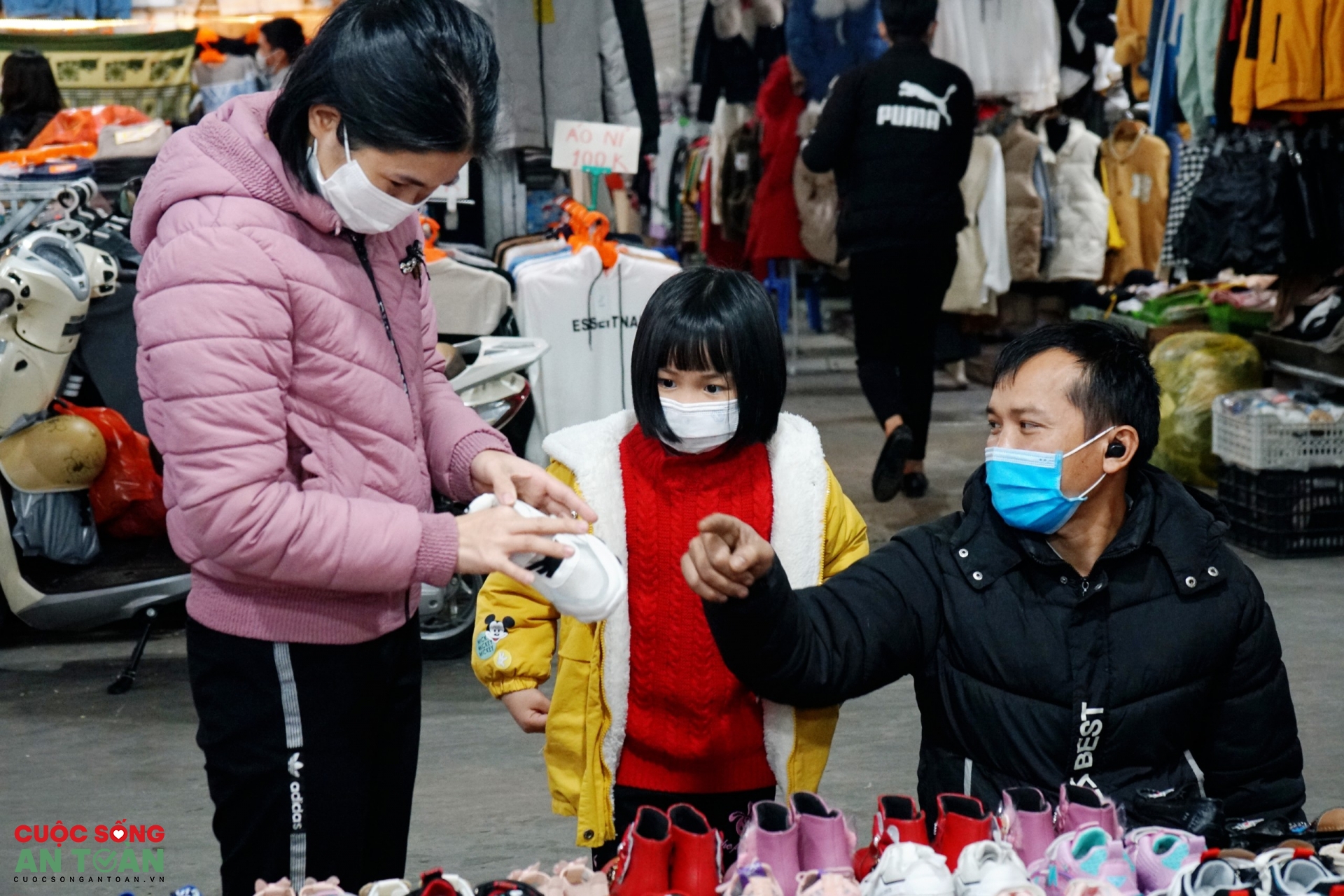 Công nhân lao động Thủ đô sắm Tết