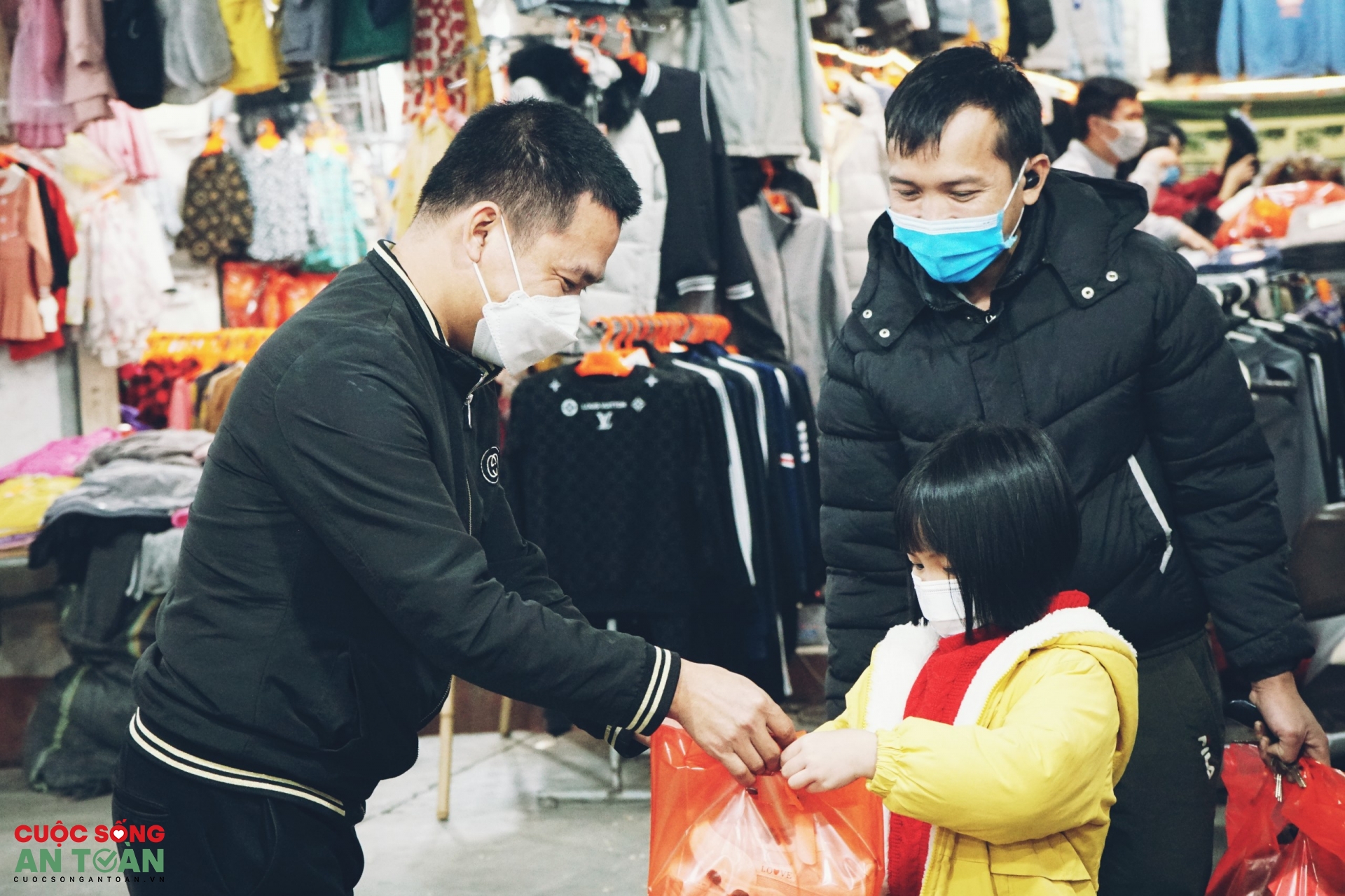 Công nhân lao động Thủ đô sắm Tết