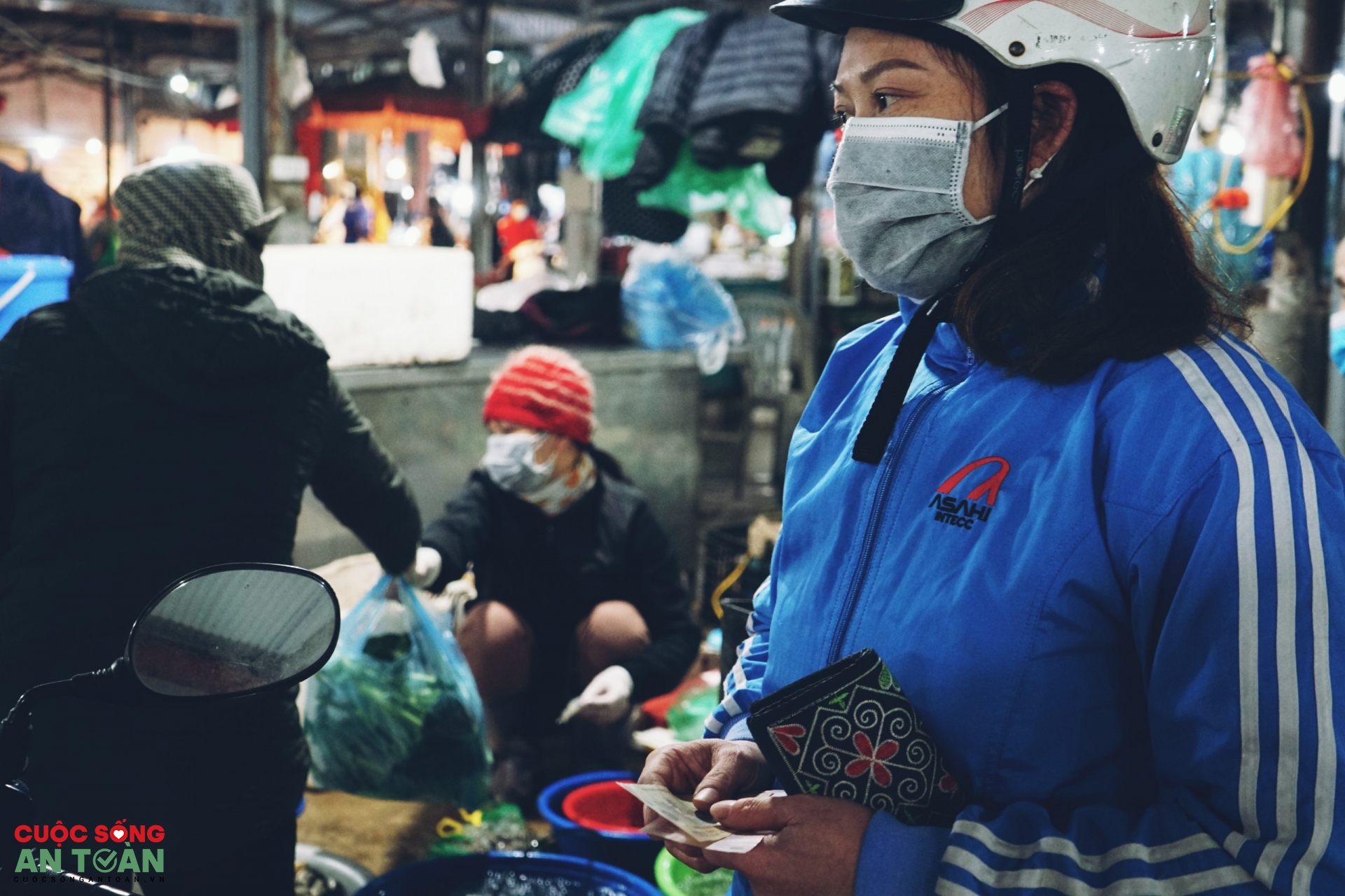 Công nhân lao động Thủ đô sắm Tết