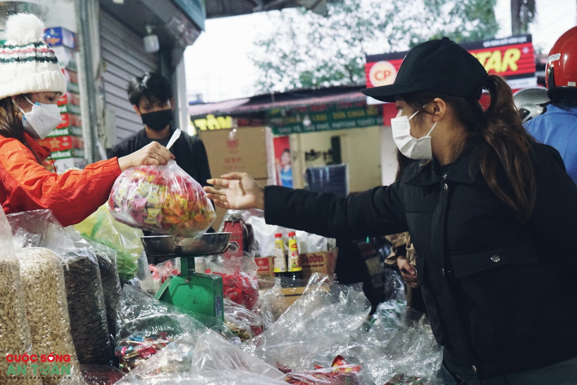 Công nhân lao động Thủ đô sắm Tết