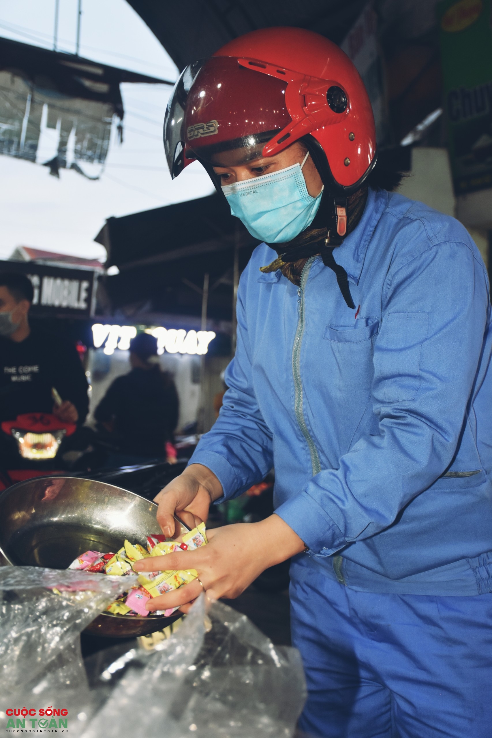 Công nhân lao động Thủ đô sắm Tết