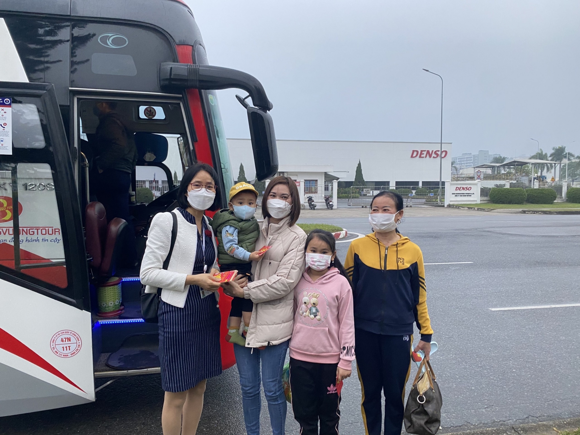 Xe Công đoàn đưa công nhân về quê ăn Tết