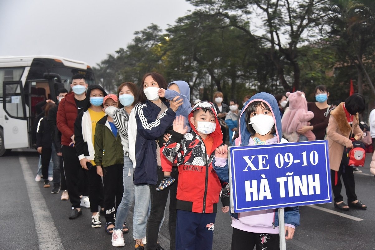 Xe Công đoàn đưa công nhân về quê ăn Tết