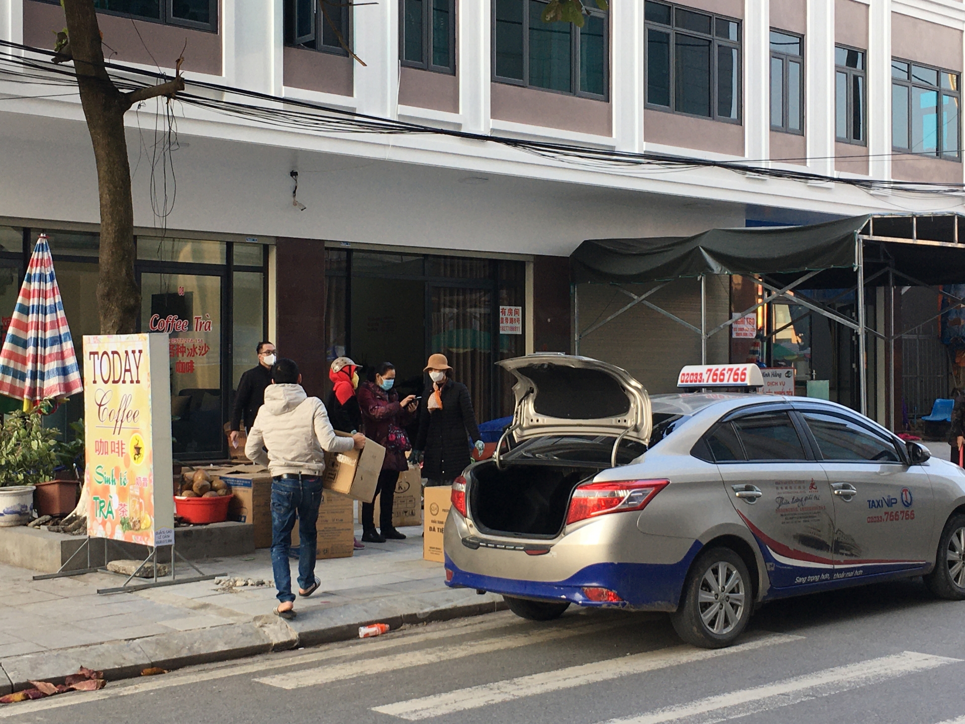 khau trang y te duoc van chuyen sang trung quoc nhu the nao