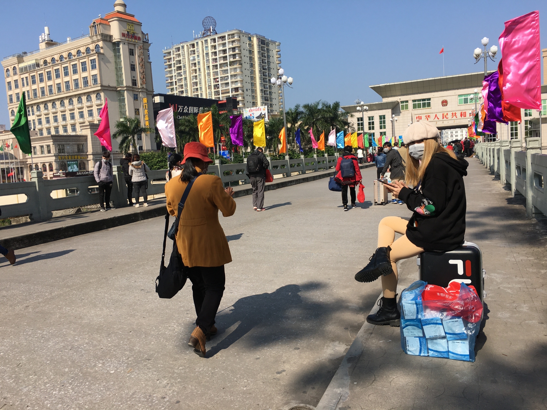 khau trang y te duoc van chuyen sang trung quoc nhu the nao