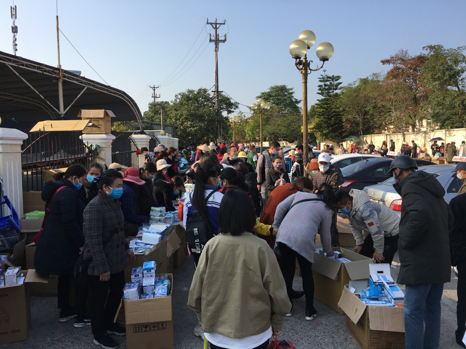 khau trang y te duoc van chuyen sang trung quoc nhu the nao