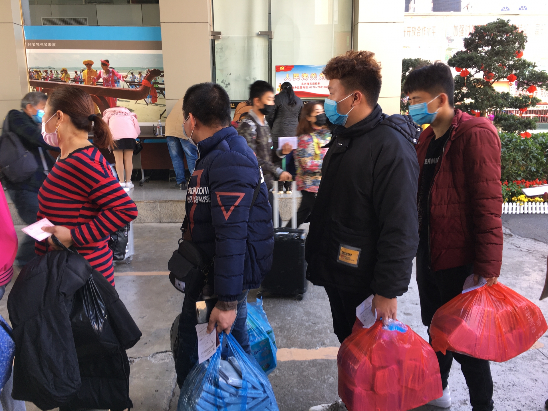 khau trang y te duoc van chuyen sang trung quoc nhu the nao