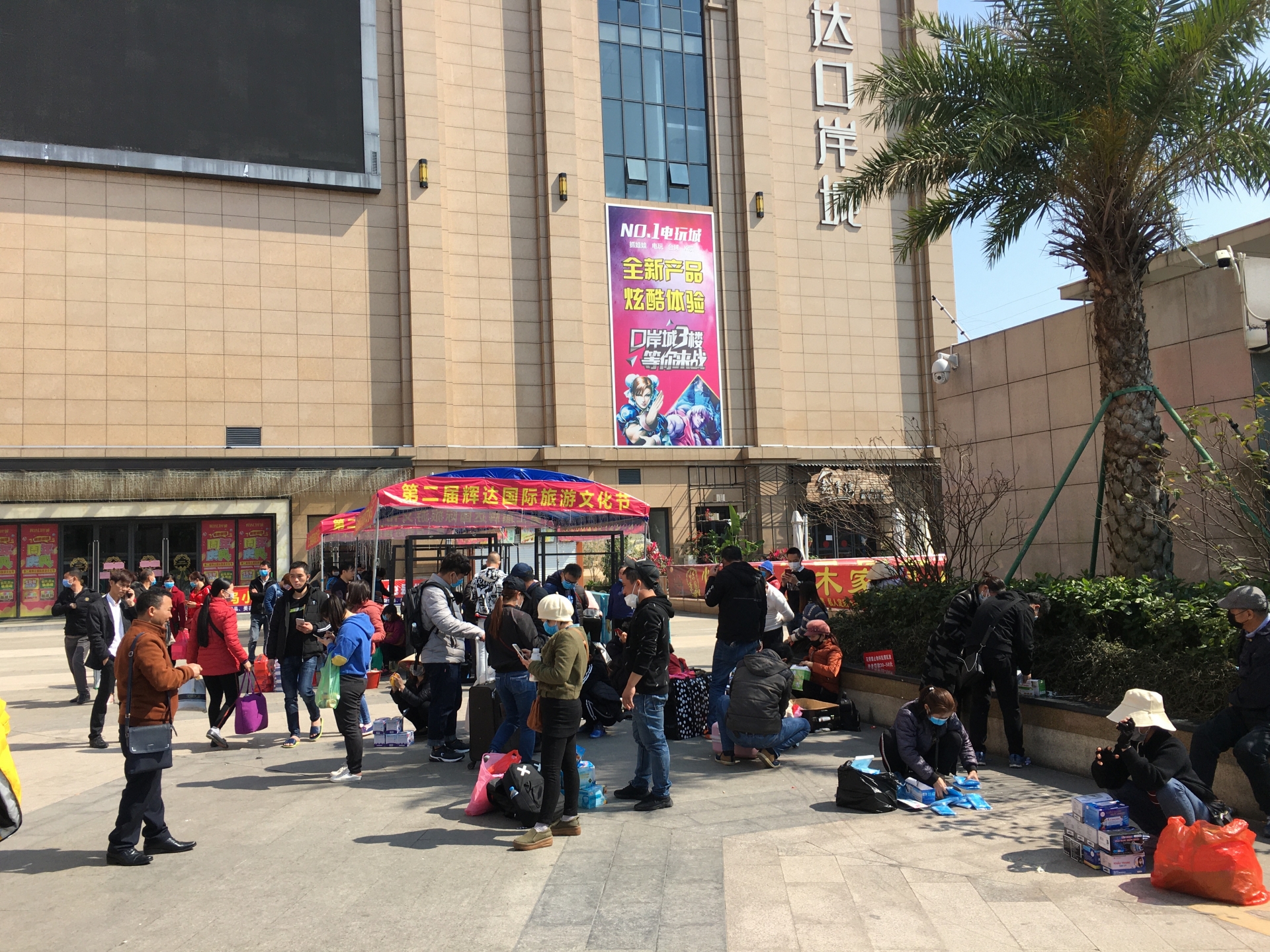 khau trang y te duoc van chuyen sang trung quoc nhu the nao