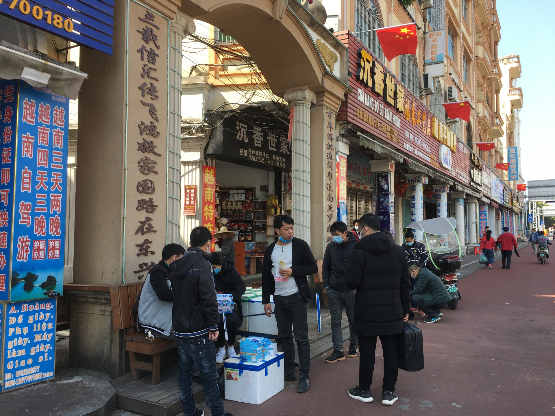 khau trang y te duoc van chuyen sang trung quoc nhu the nao