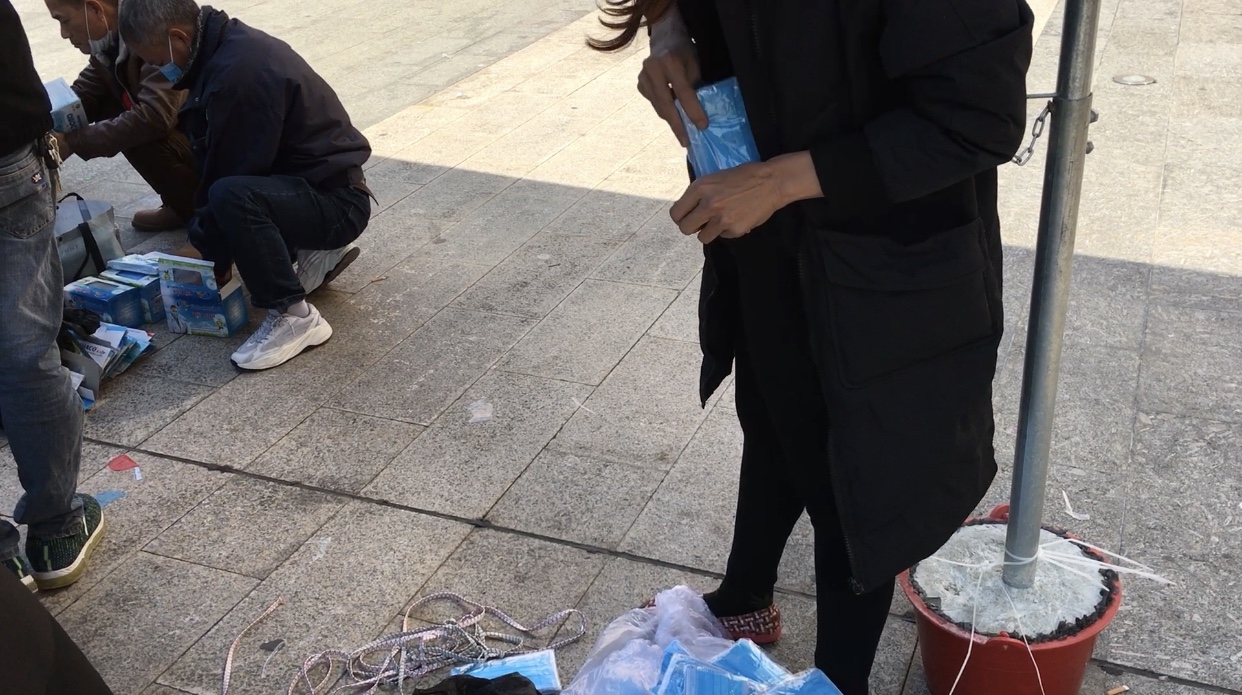 khau trang y te duoc van chuyen sang trung quoc nhu the nao