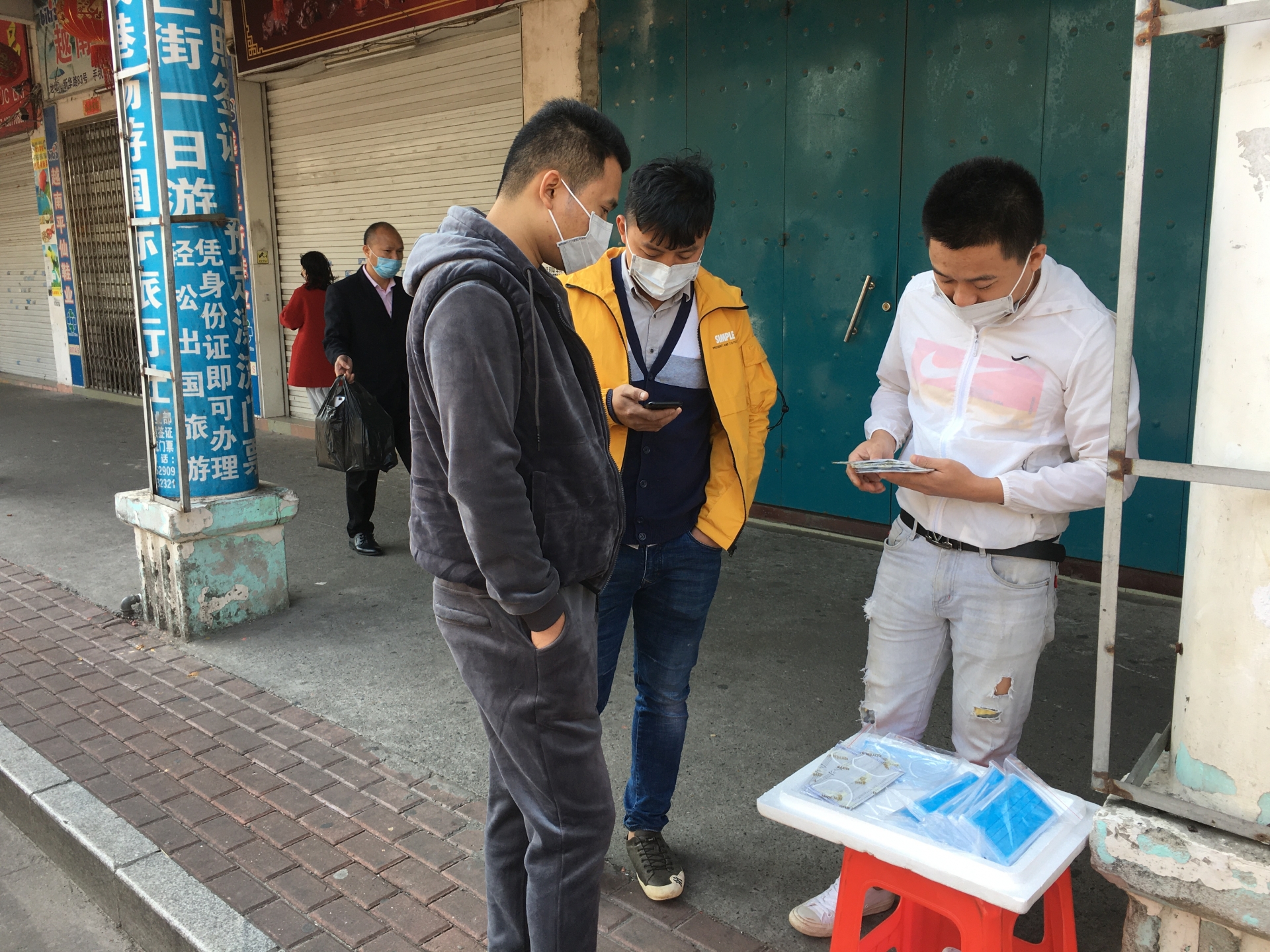 khau trang y te duoc van chuyen sang trung quoc nhu the nao