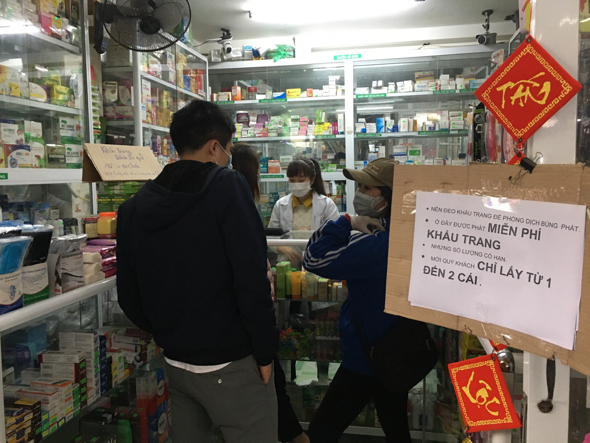 Công nhân KCN Bắc Thăng Long phấn khởi vì được phát khẩu trang miễn phí cong nhan kcn bac thang long phan khoi vi duoc phat khau trang mien phi