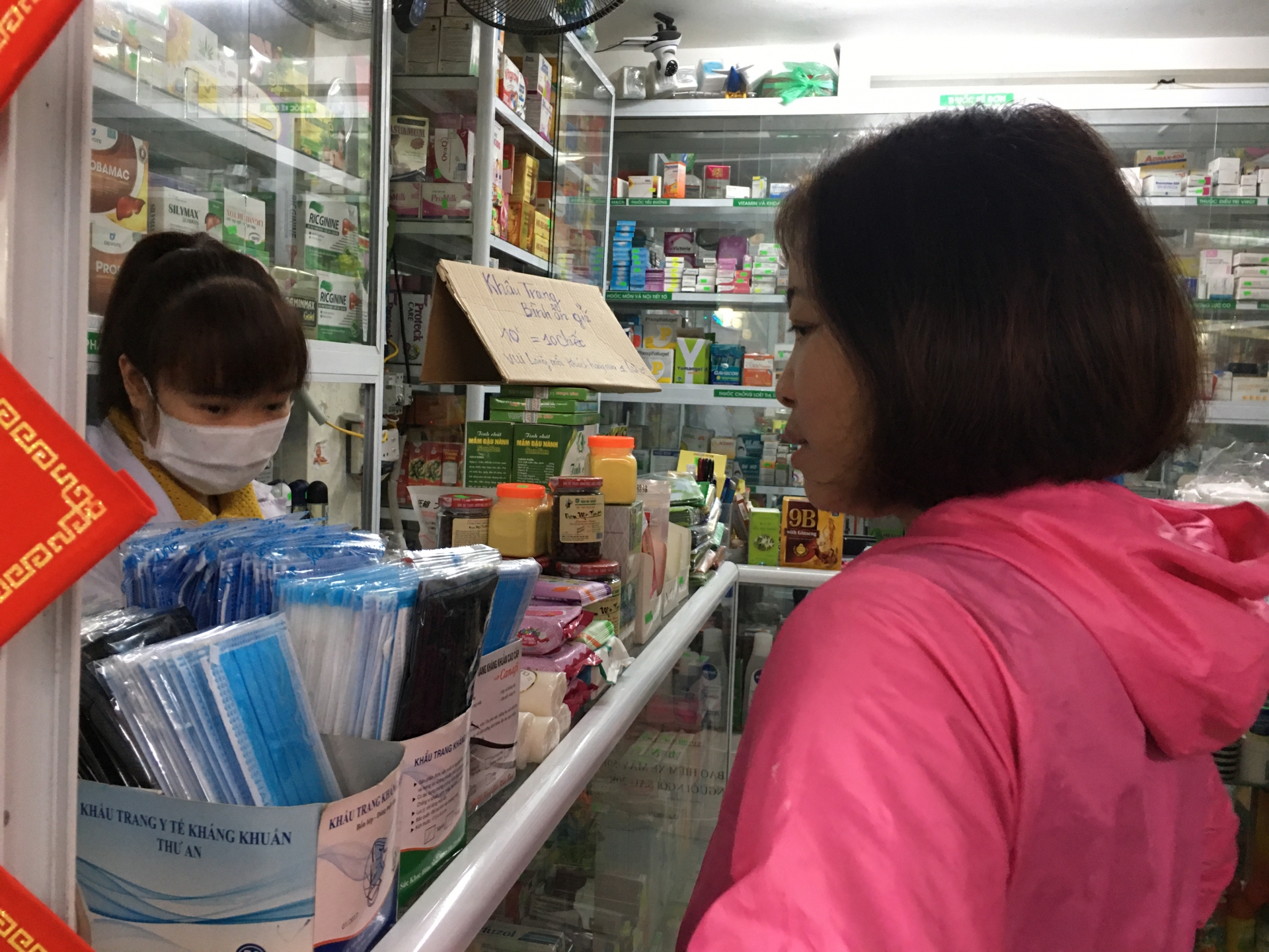 Công nhân KCN Bắc Thăng Long phấn khởi vì được phát khẩu trang miễn phí cong nhan kcn bac thang long phan khoi vi duoc phat khau trang mien phi