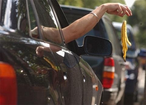 Hiểm nguy từ thói quen vứt rác bừa bãi khi tham gia giao thông