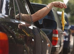 Hiểm nguy từ thói quen vứt rác bừa bãi khi tham gia giao thông