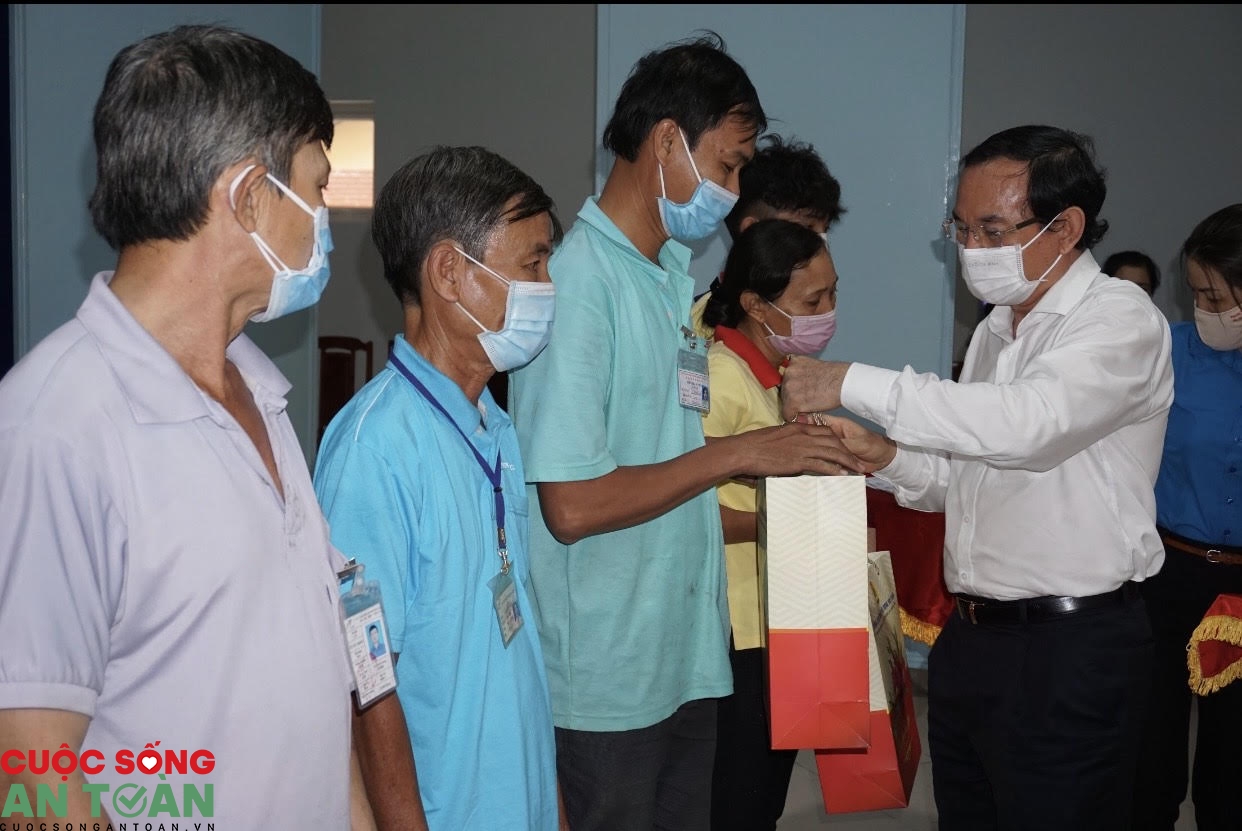 Đồng chí Nguyễn Văn Nên tặng quà Tết cho đoàn viên, công nhân lao động tỉnh Tây Ninh