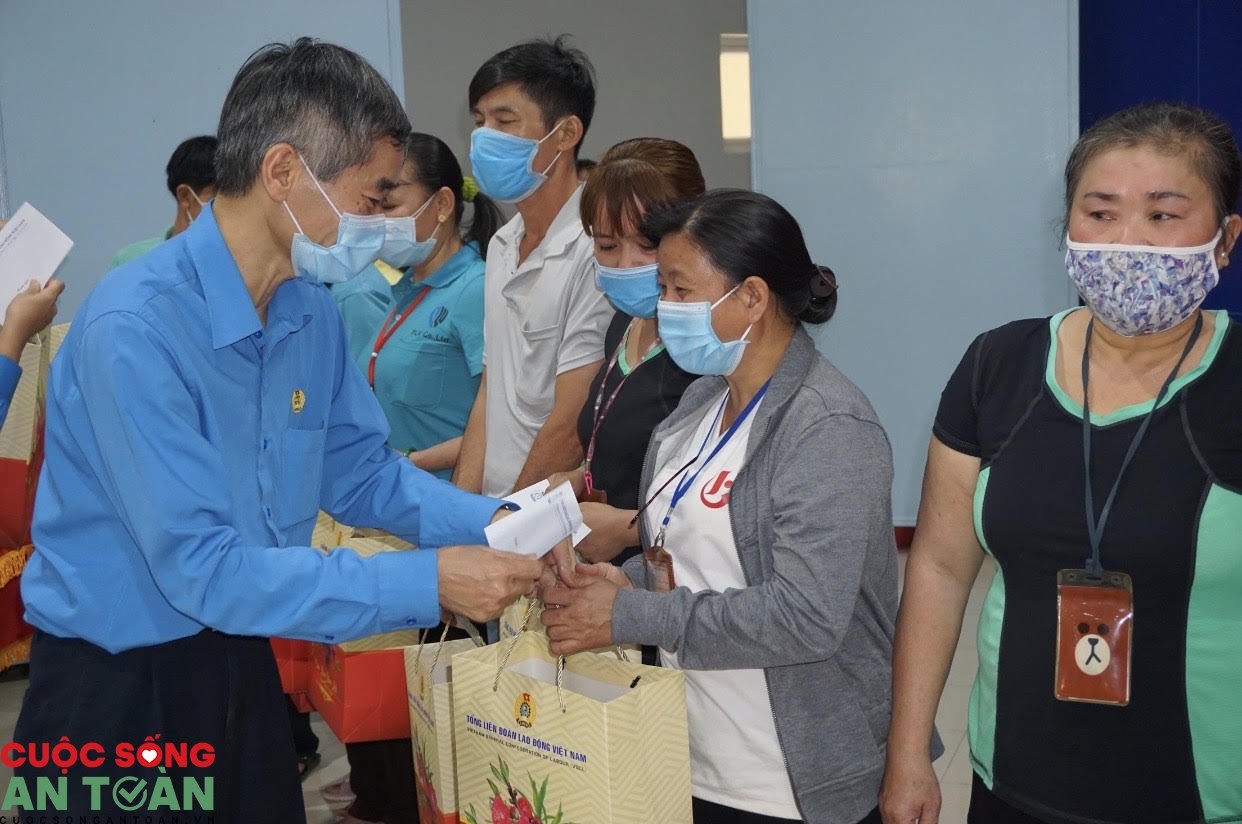 Đồng chí Nguyễn Văn Nên tặng quà Tết cho đoàn viên, công nhân lao động tỉnh Tây Ninh