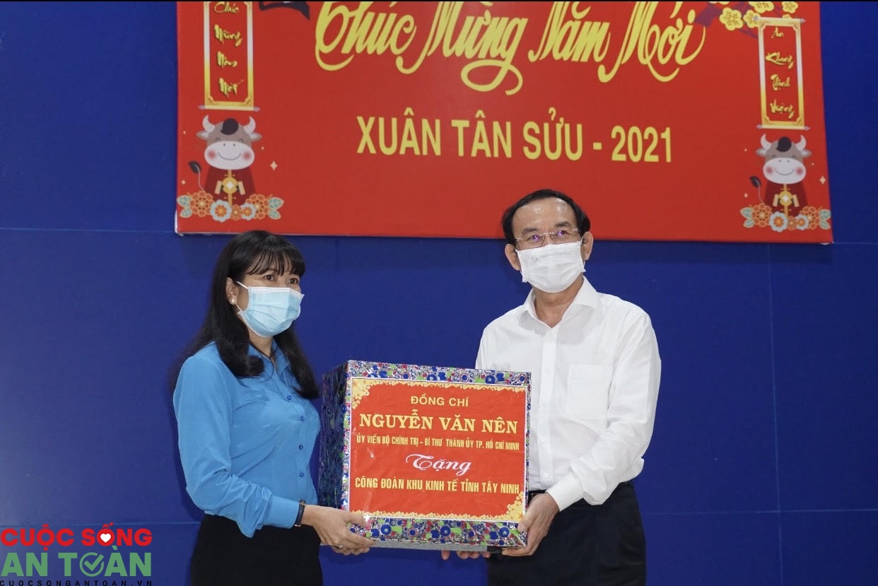 Đồng chí Nguyễn Văn Nên tặng quà Tết cho đoàn viên, công nhân lao động tỉnh Tây Ninh