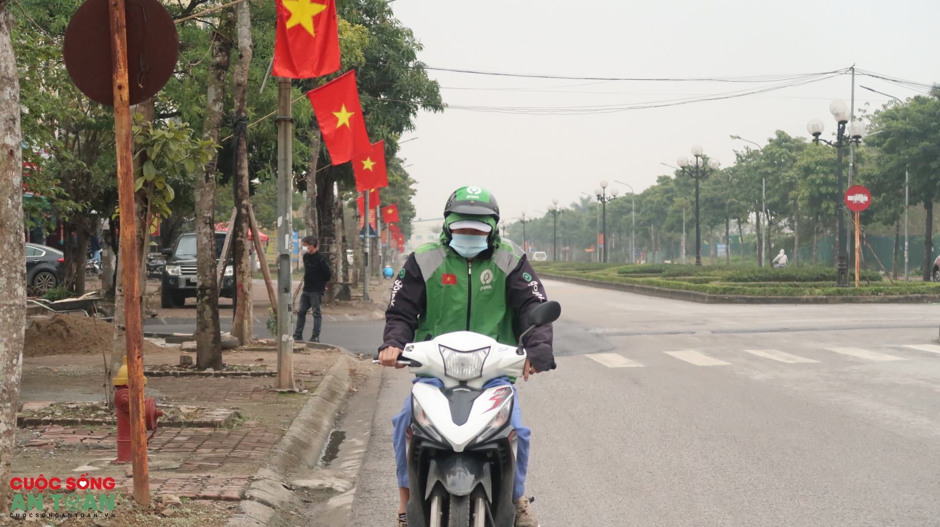Nam công nhân sáng vào nhà máy, tối chạy xe ôm