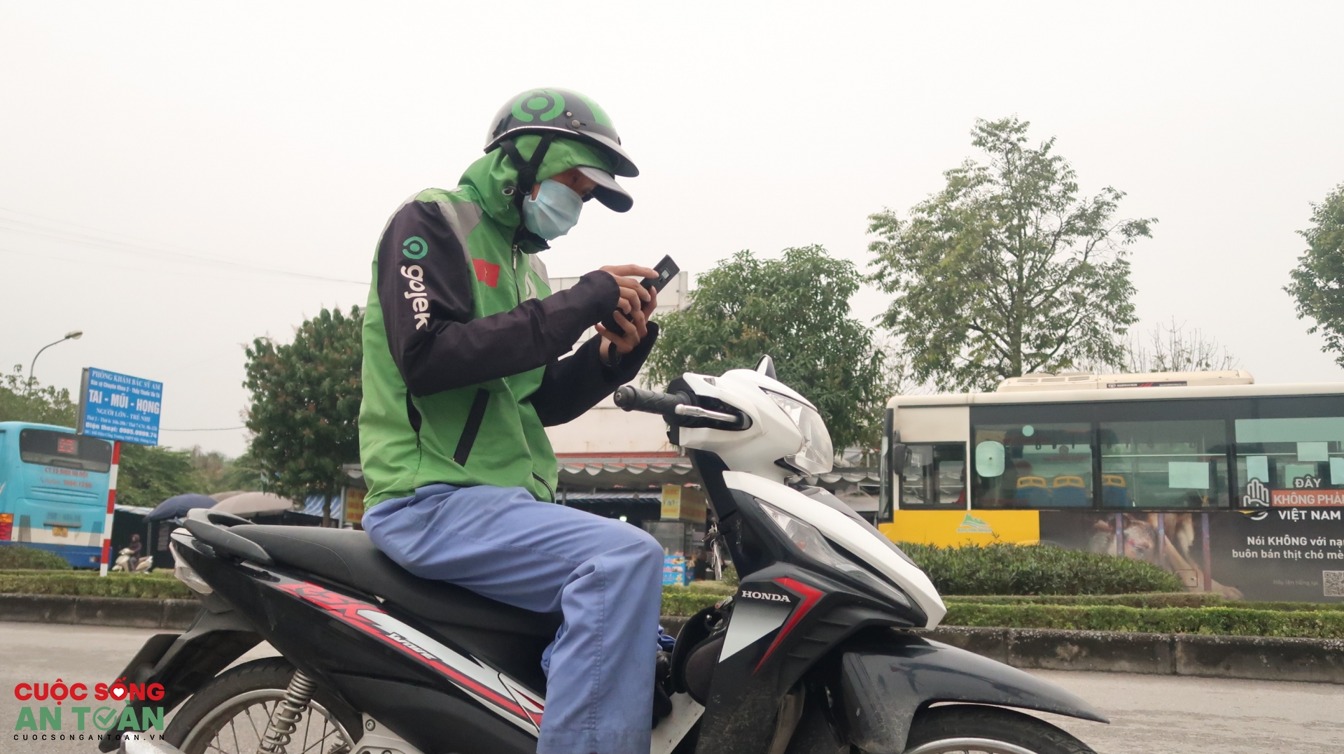 Nam công nhân sáng vào nhà máy, tối chạy xe ôm