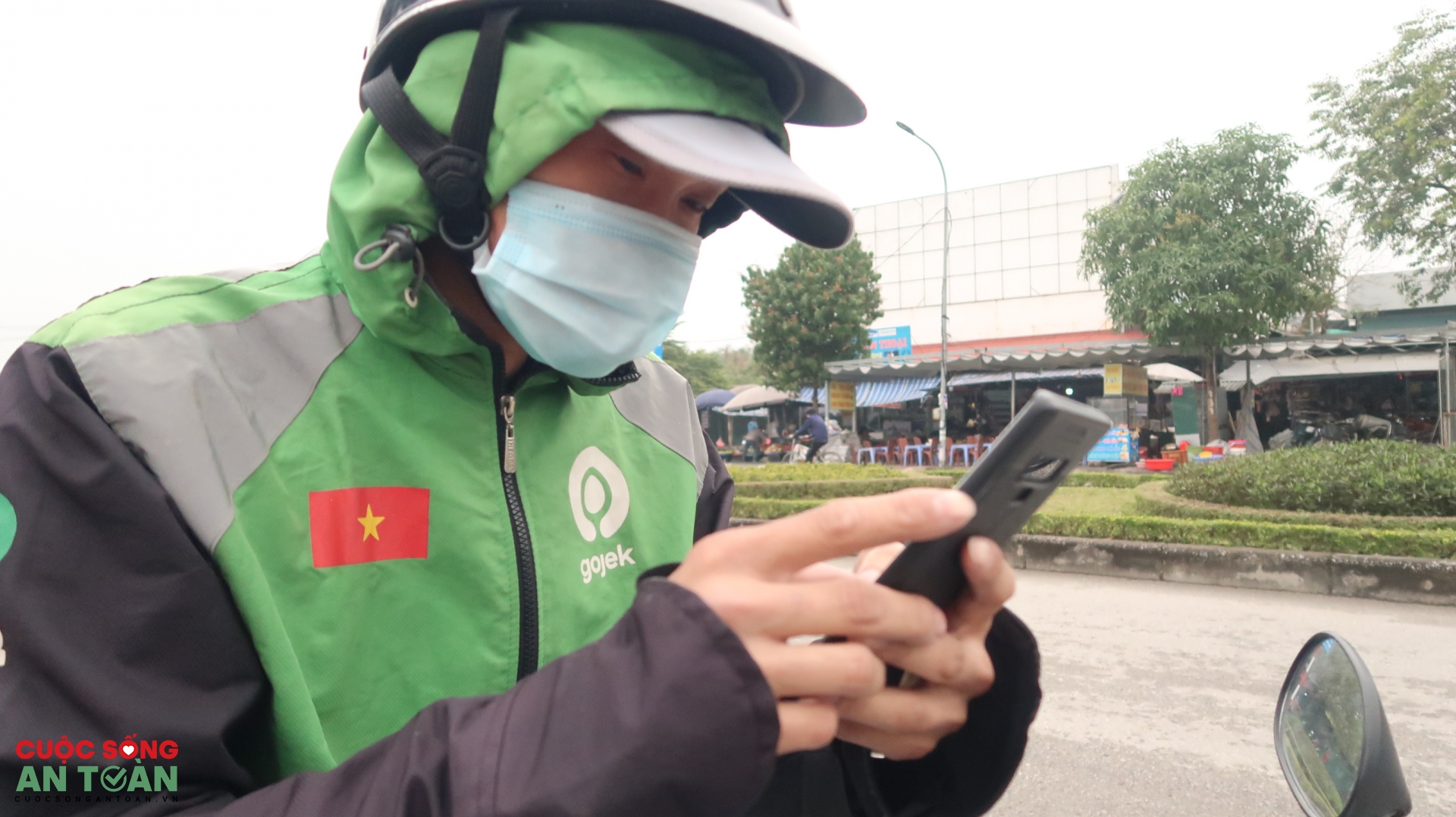 Nam công nhân sáng vào nhà máy, tối chạy xe ôm