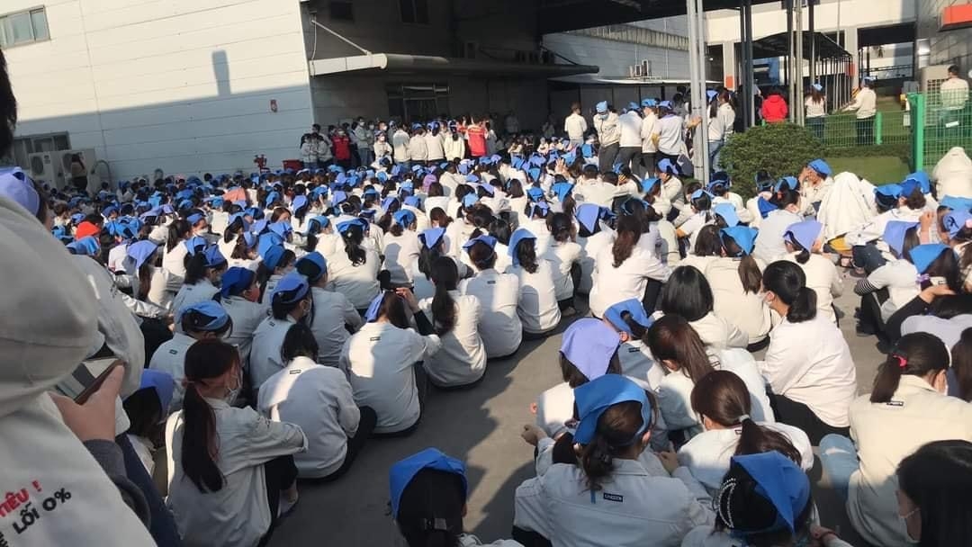 Công nhân ngừng việc yêu cầu tăng lương và chất lượng bữa ăn ca