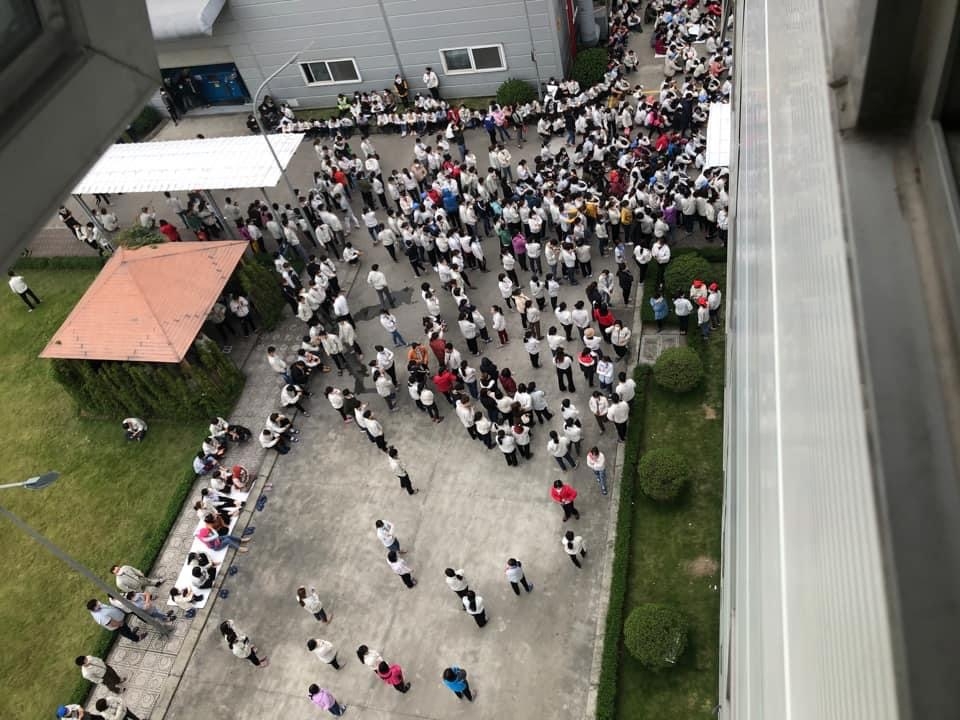 Công nhân ngừng việc yêu cầu tăng lương và chất lượng bữa ăn ca