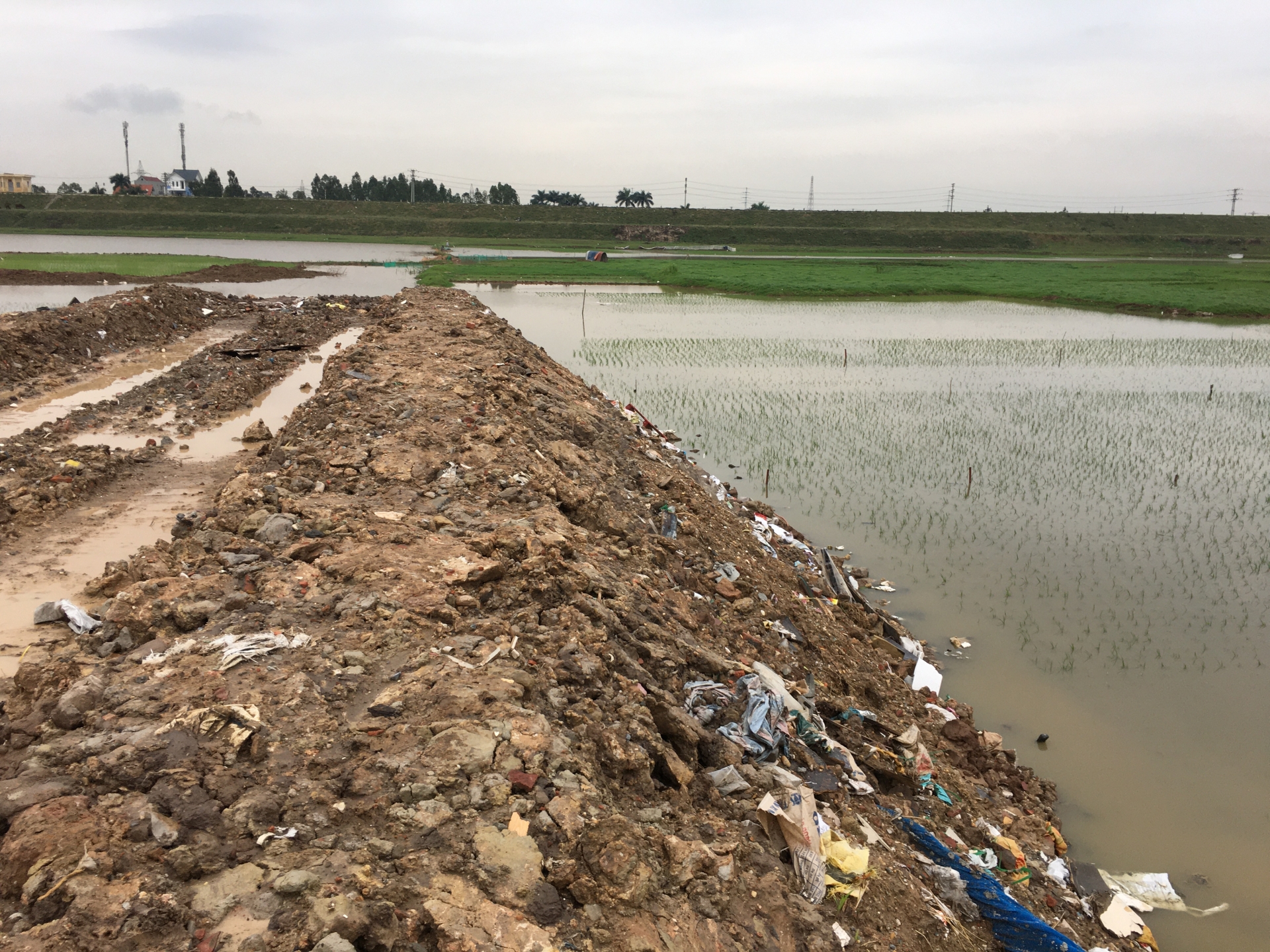 Hà Nội: Phát lộ con đường bốc khói khét lẹt, nghi là chất thải nguy hại ha noi phat lo con duong boc khoi khet let nghi la chat thai nguy hai