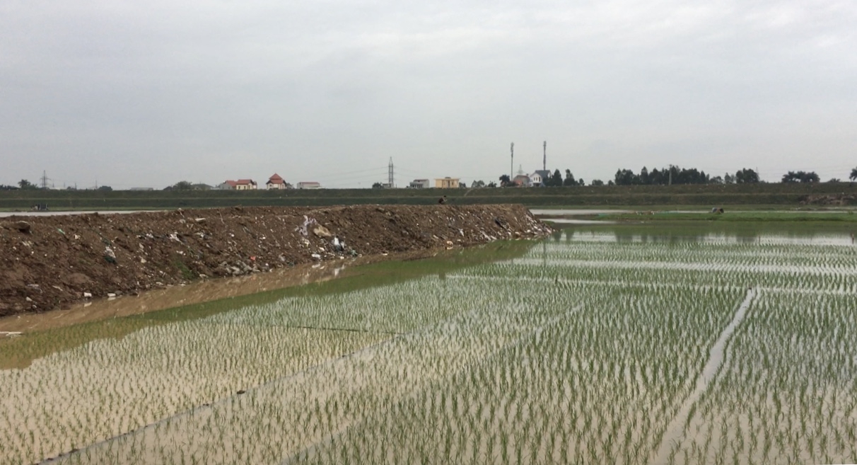 Hà Nội: Phát lộ con đường bốc khói khét lẹt, nghi là chất thải nguy hại ha noi phat lo con duong boc khoi khet let nghi la chat thai nguy hai