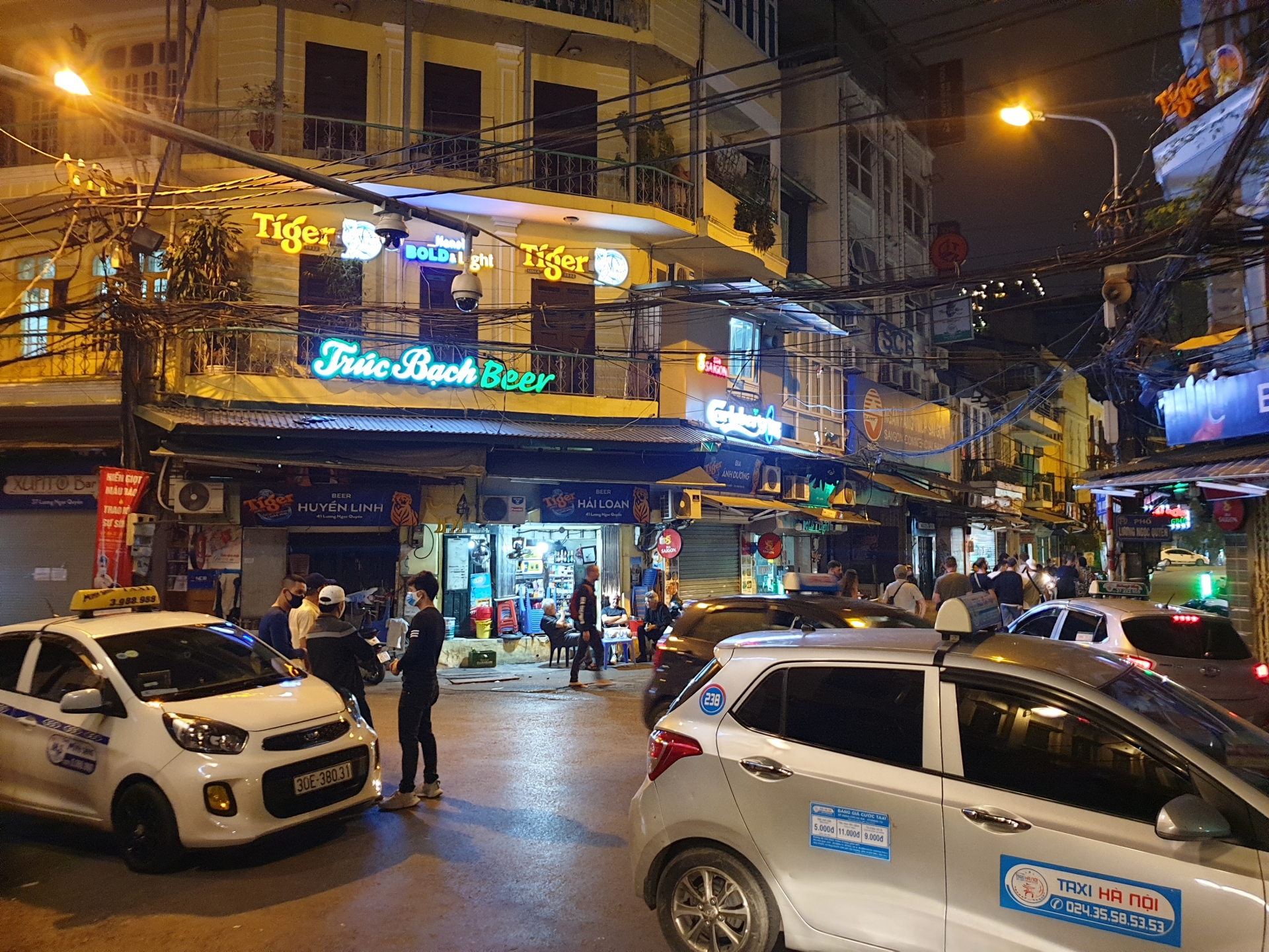 dich covid 19 toi cuoi tuan pho co ha noi vang la thuong