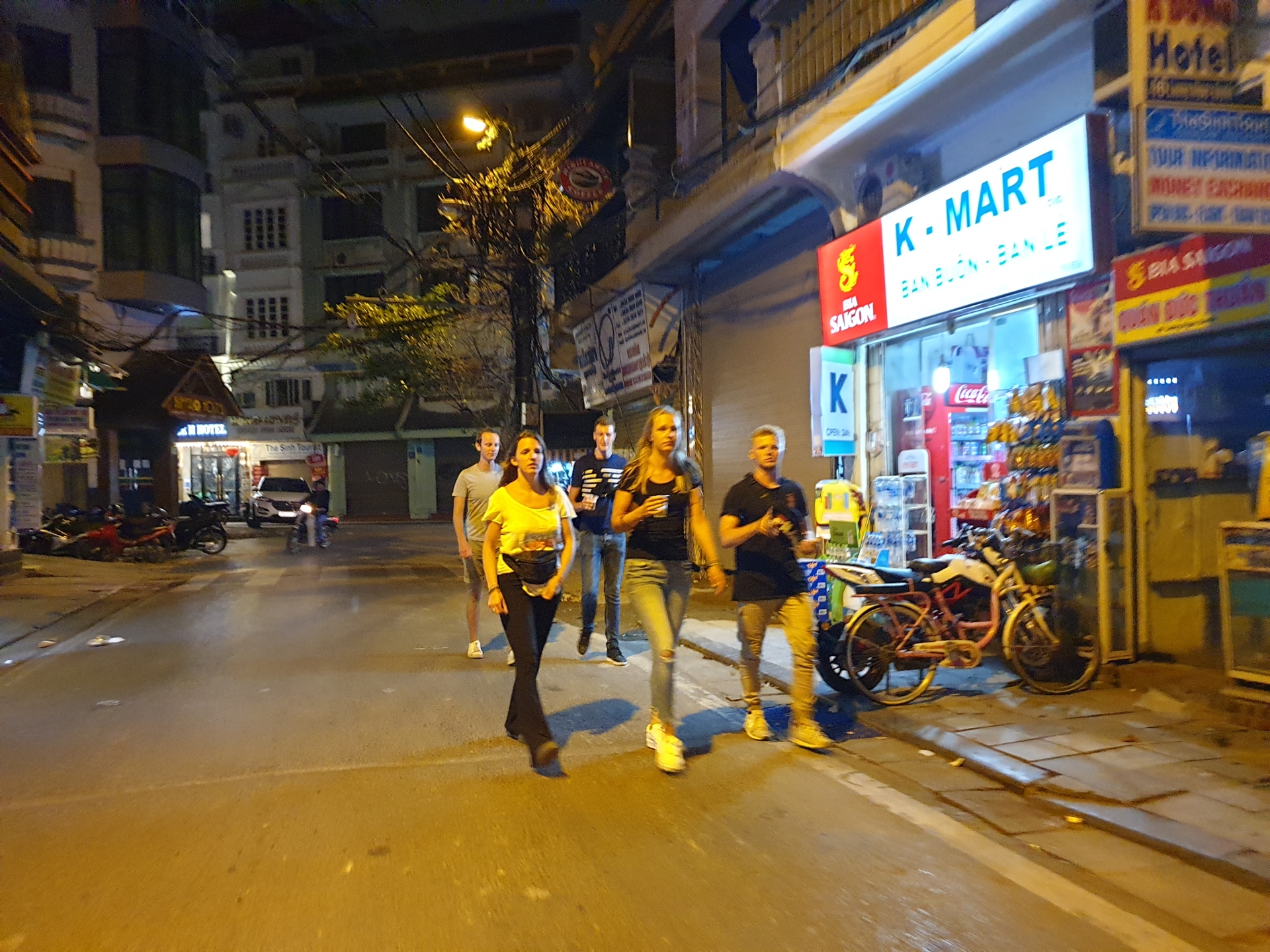 dich covid 19 toi cuoi tuan pho co ha noi vang la thuong