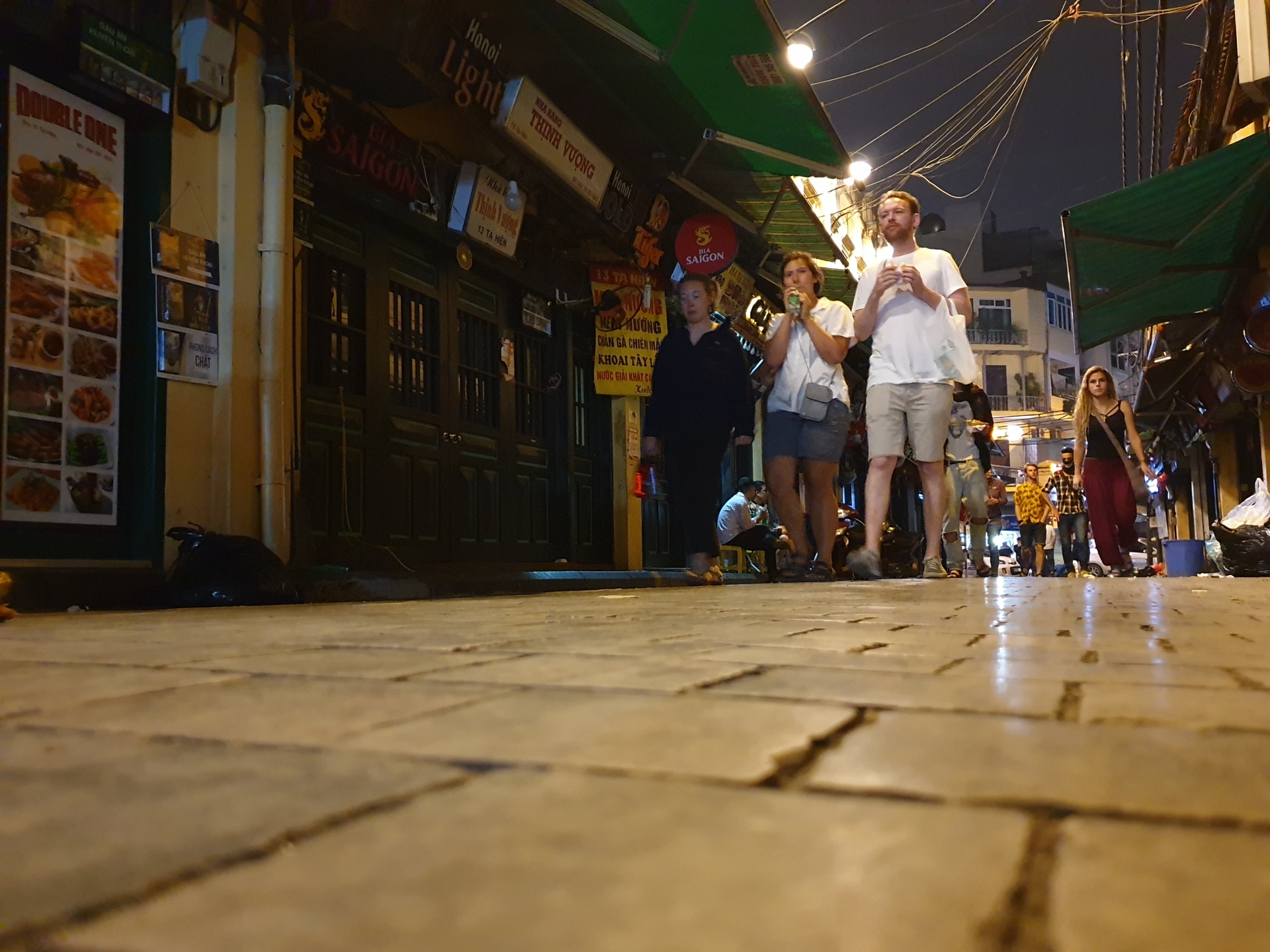 dich covid 19 toi cuoi tuan pho co ha noi vang la thuong