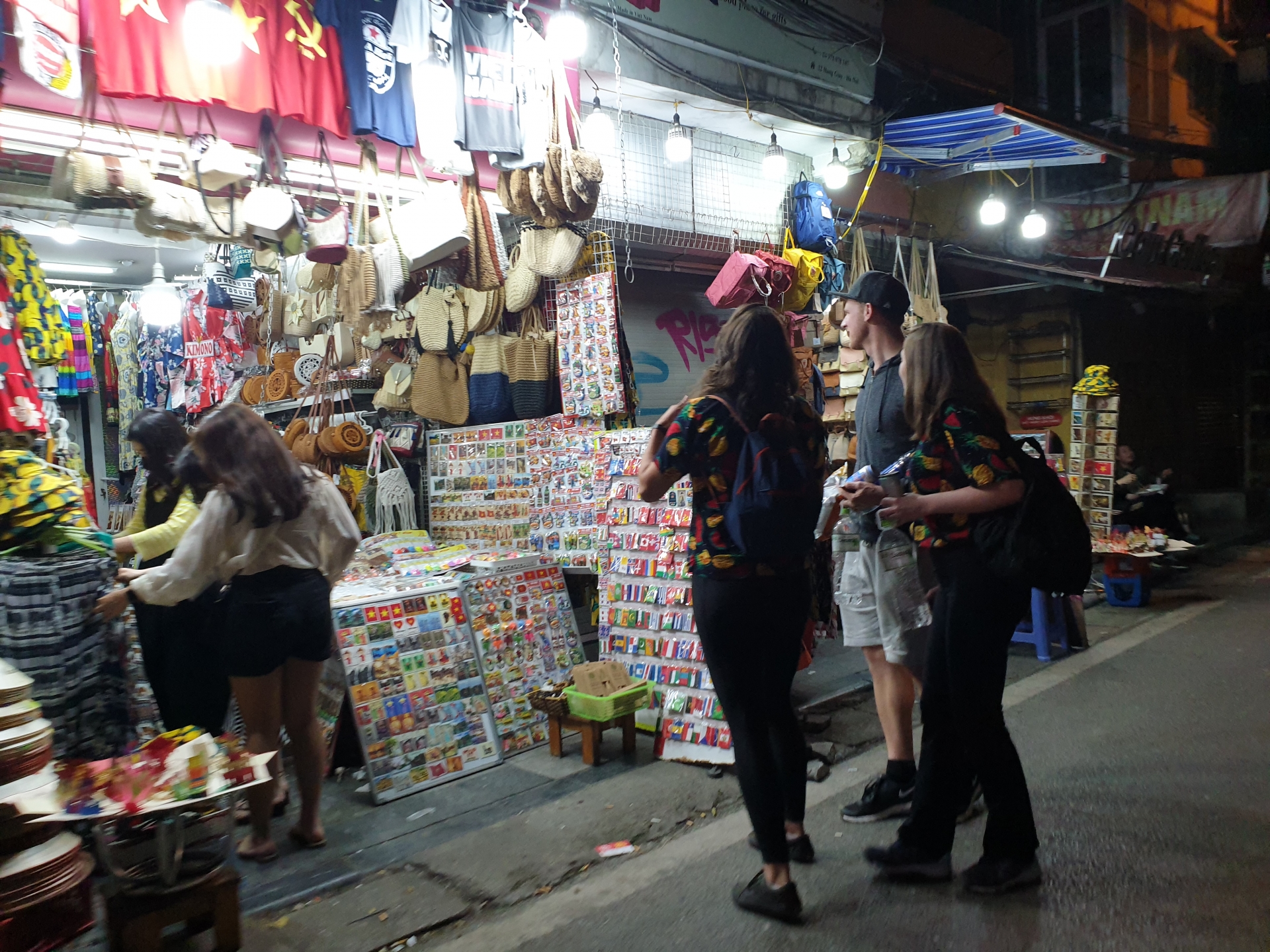 dich covid 19 toi cuoi tuan pho co ha noi vang la thuong