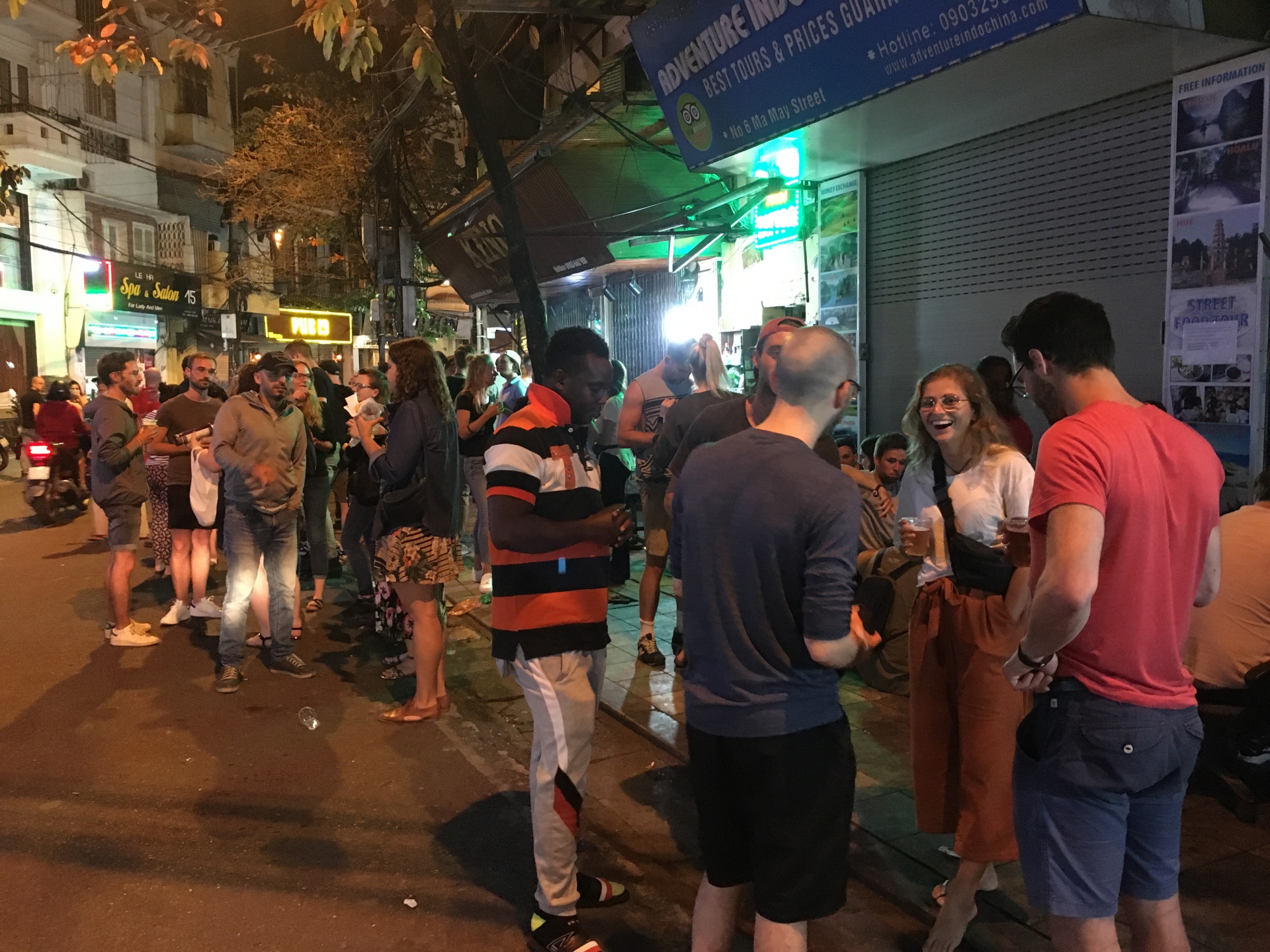 dich covid 19 toi cuoi tuan pho co ha noi vang la thuong