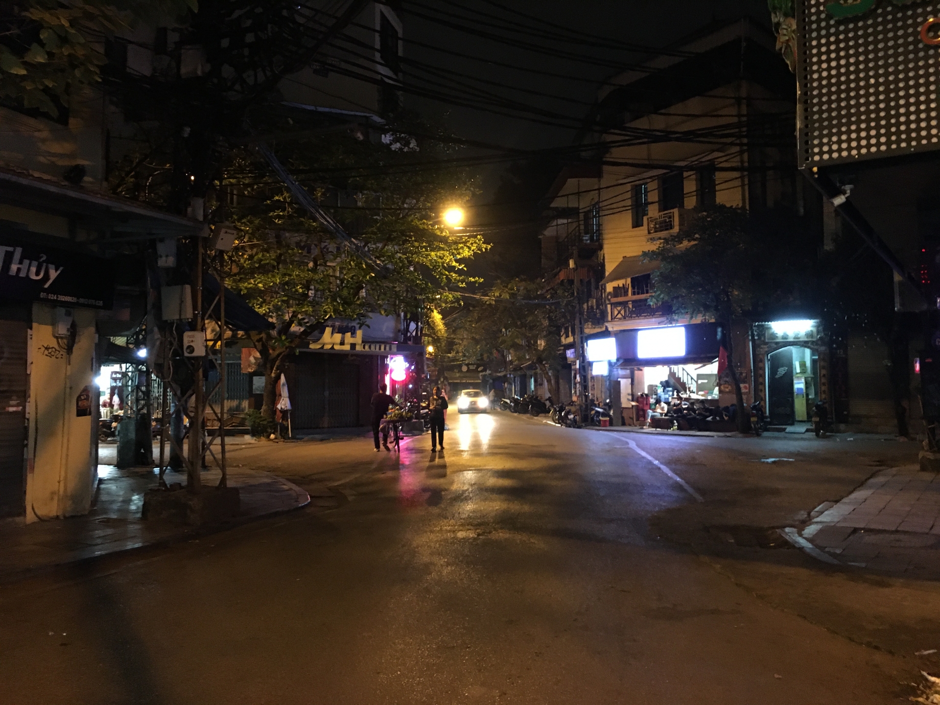 dich covid 19 toi cuoi tuan pho co ha noi vang la thuong