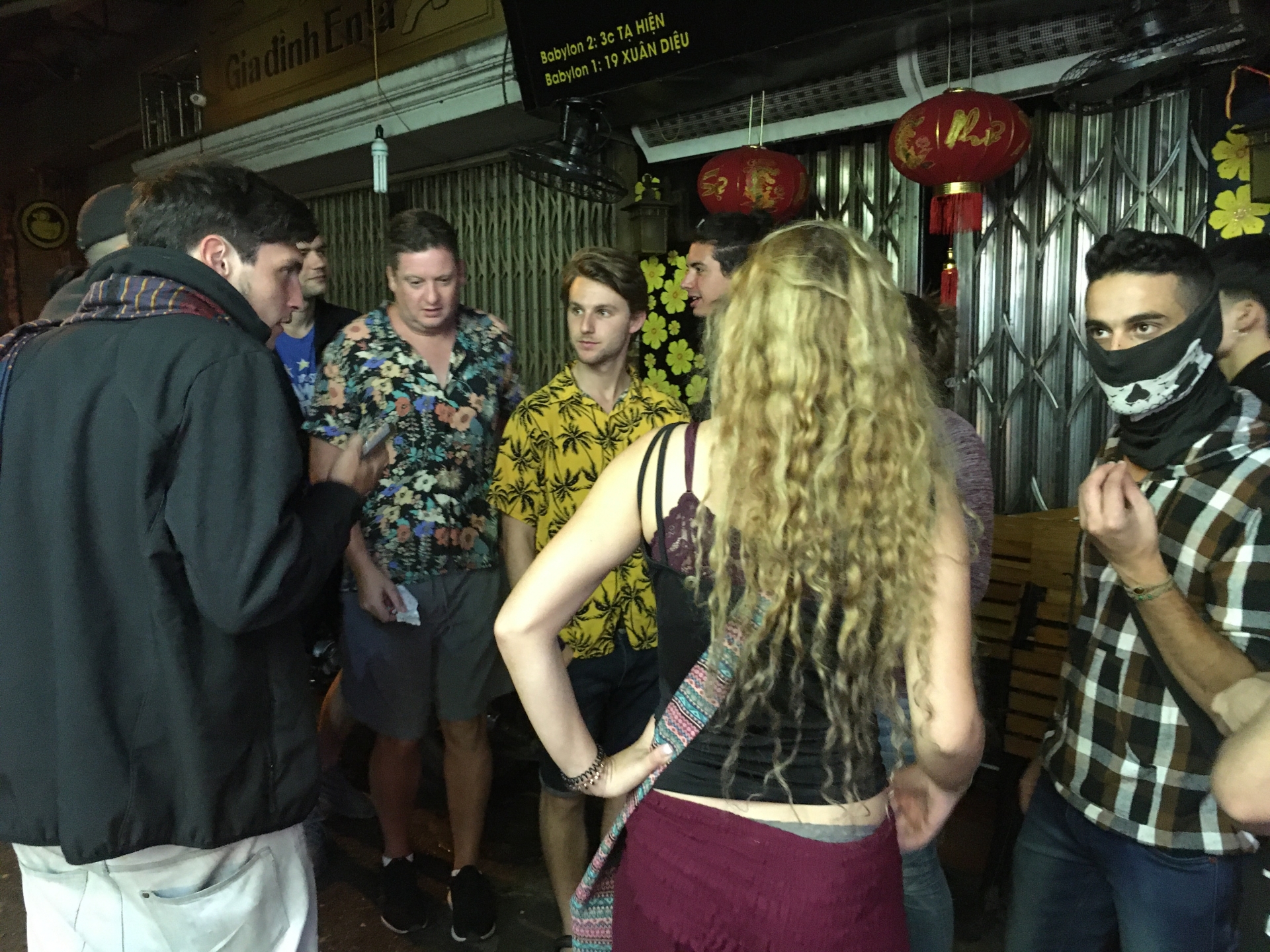 dich covid 19 toi cuoi tuan pho co ha noi vang la thuong