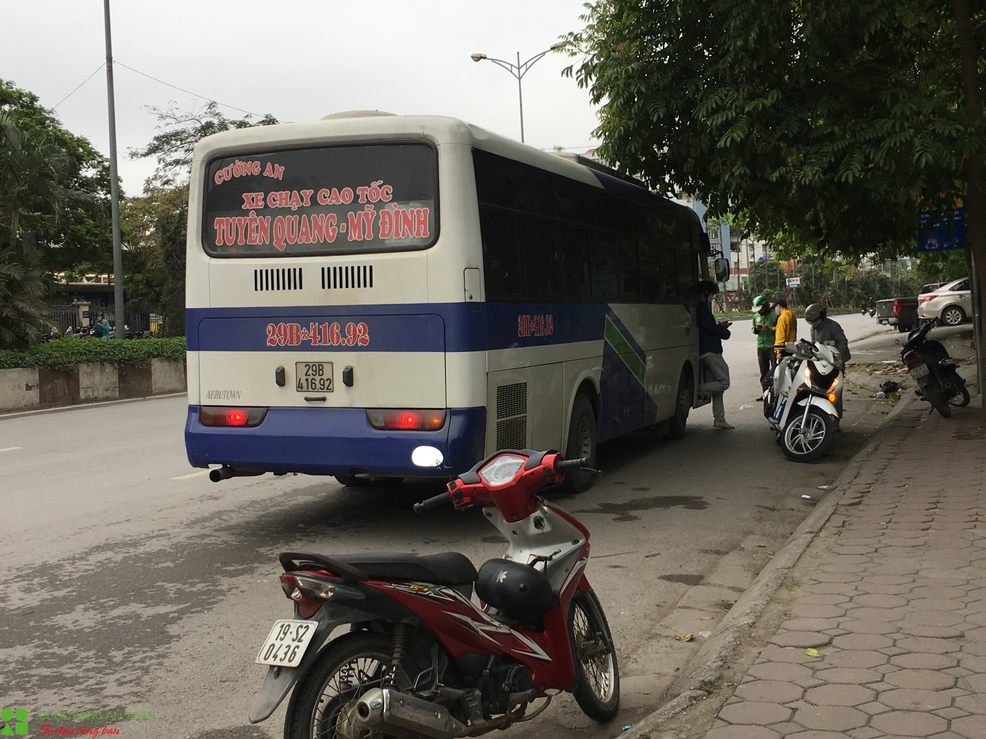 ha noi phot lo lenh tam dung hoat dong xe khach van vo vet khach giua duong pho