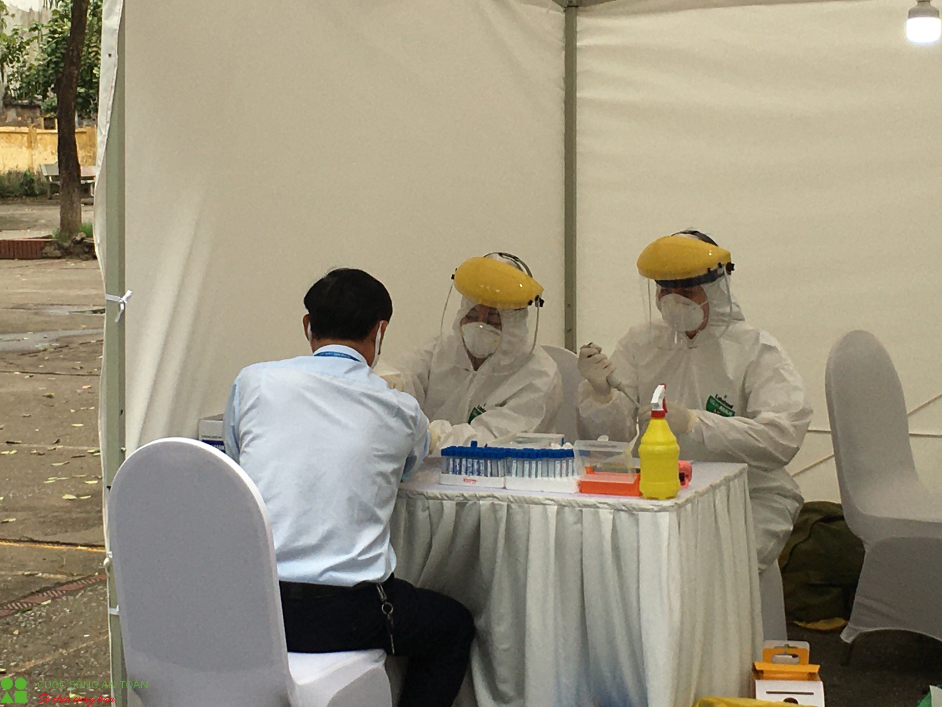 ben trong tram xet nghiem nhanh covid 19 co ket qua sau 10 phut