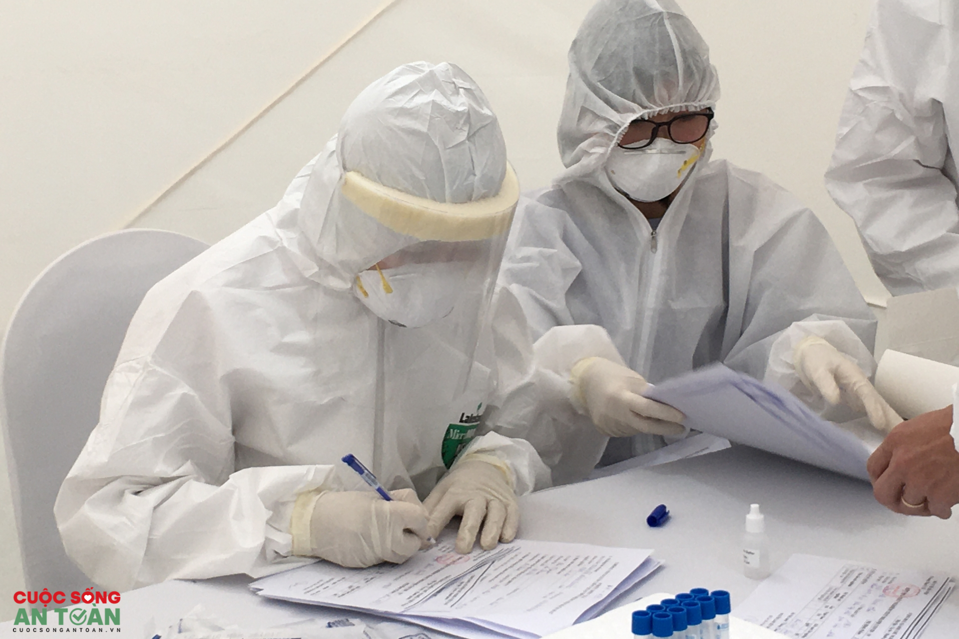 ben trong tram xet nghiem nhanh covid 19 co ket qua sau 10 phut