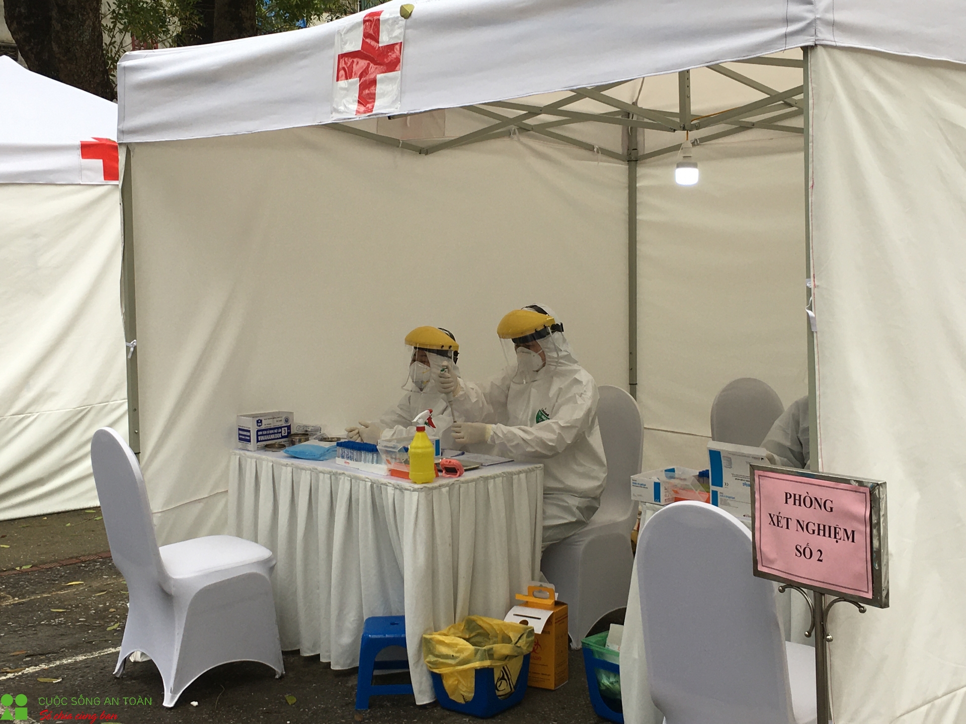 ben trong tram xet nghiem nhanh covid 19 co ket qua sau 10 phut