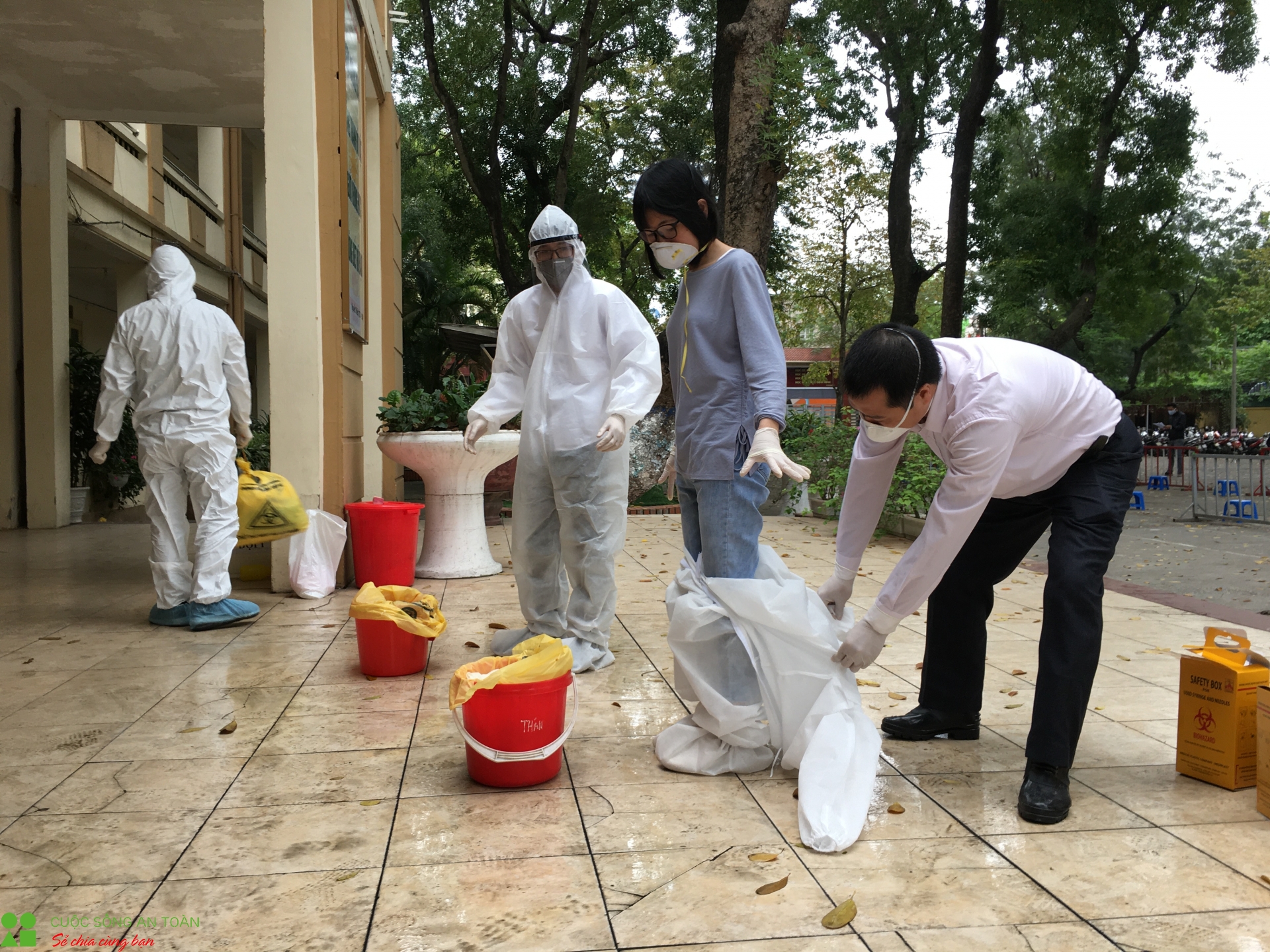 ben trong tram xet nghiem nhanh covid 19 co ket qua sau 10 phut