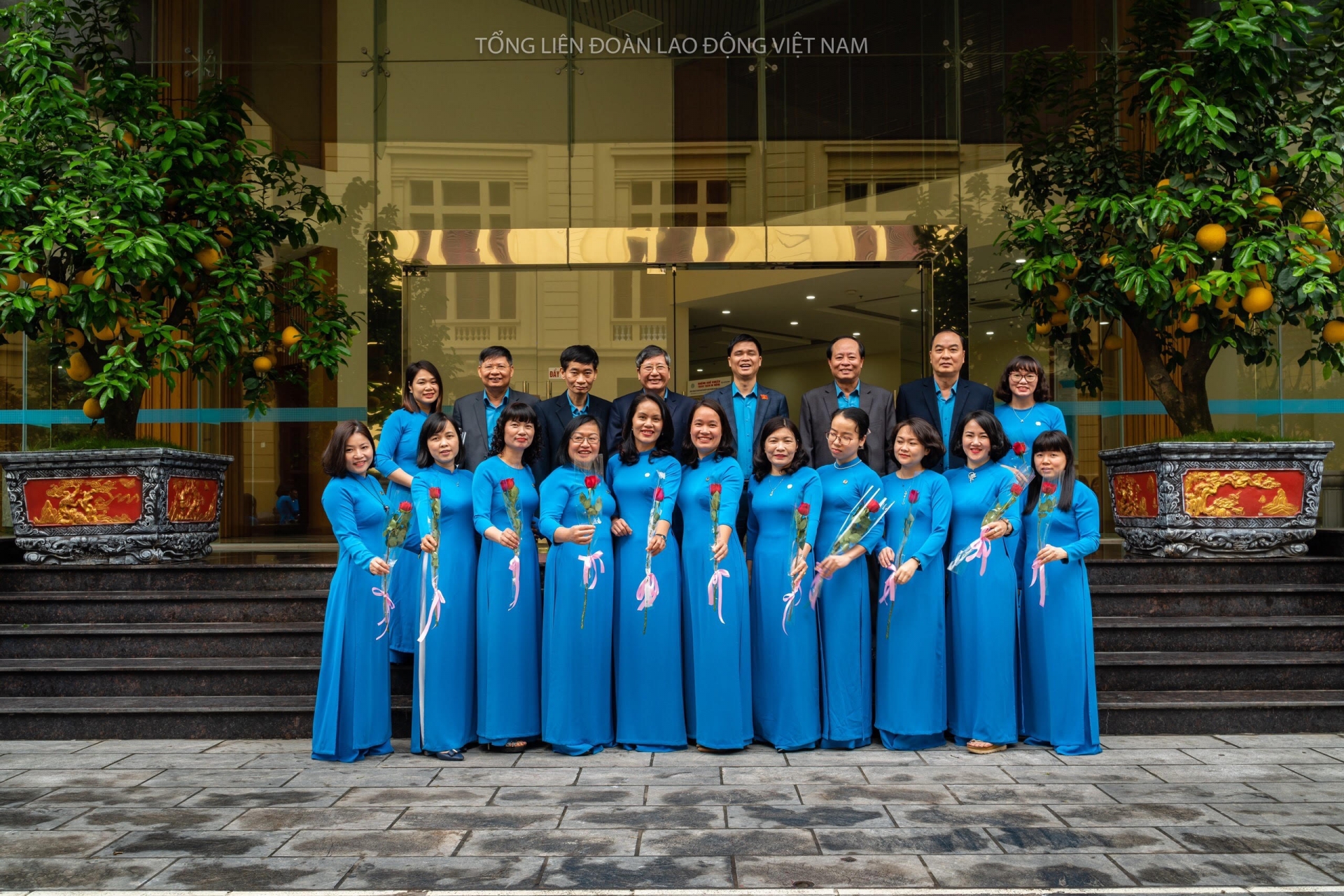 Những bông hoa Tổng LĐLĐ Việt Nam rực rỡ trong "Tuần lễ Áo dài" Những bông hoa Tổng LĐLĐ Việt Nam rực rỡ trong "Tuần lễ Áo dài"