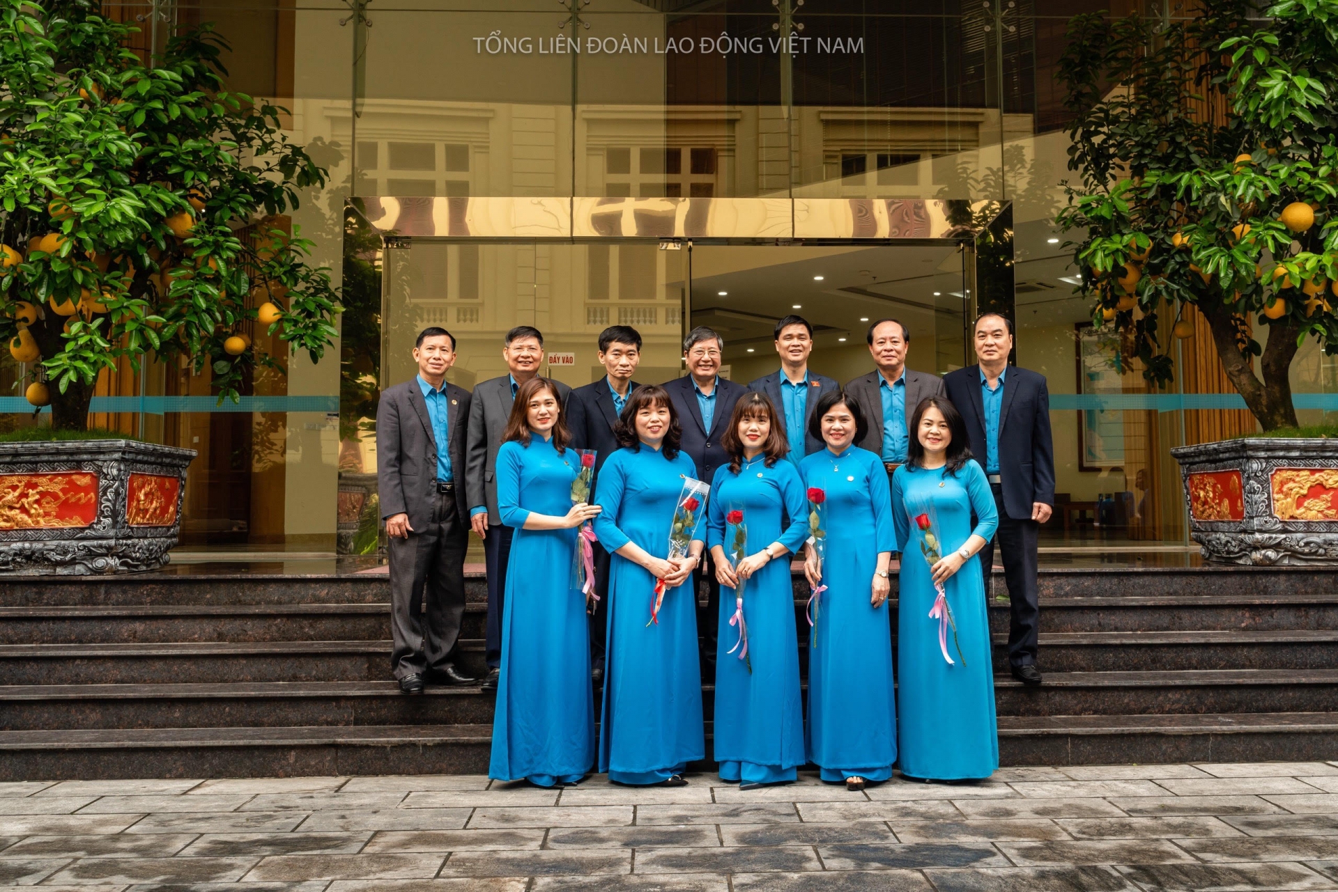 Những bông hoa Tổng LĐLĐ Việt Nam rực rỡ trong "Tuần lễ Áo dài" Những bông hoa Tổng LĐLĐ Việt Nam rực rỡ trong "Tuần lễ Áo dài"