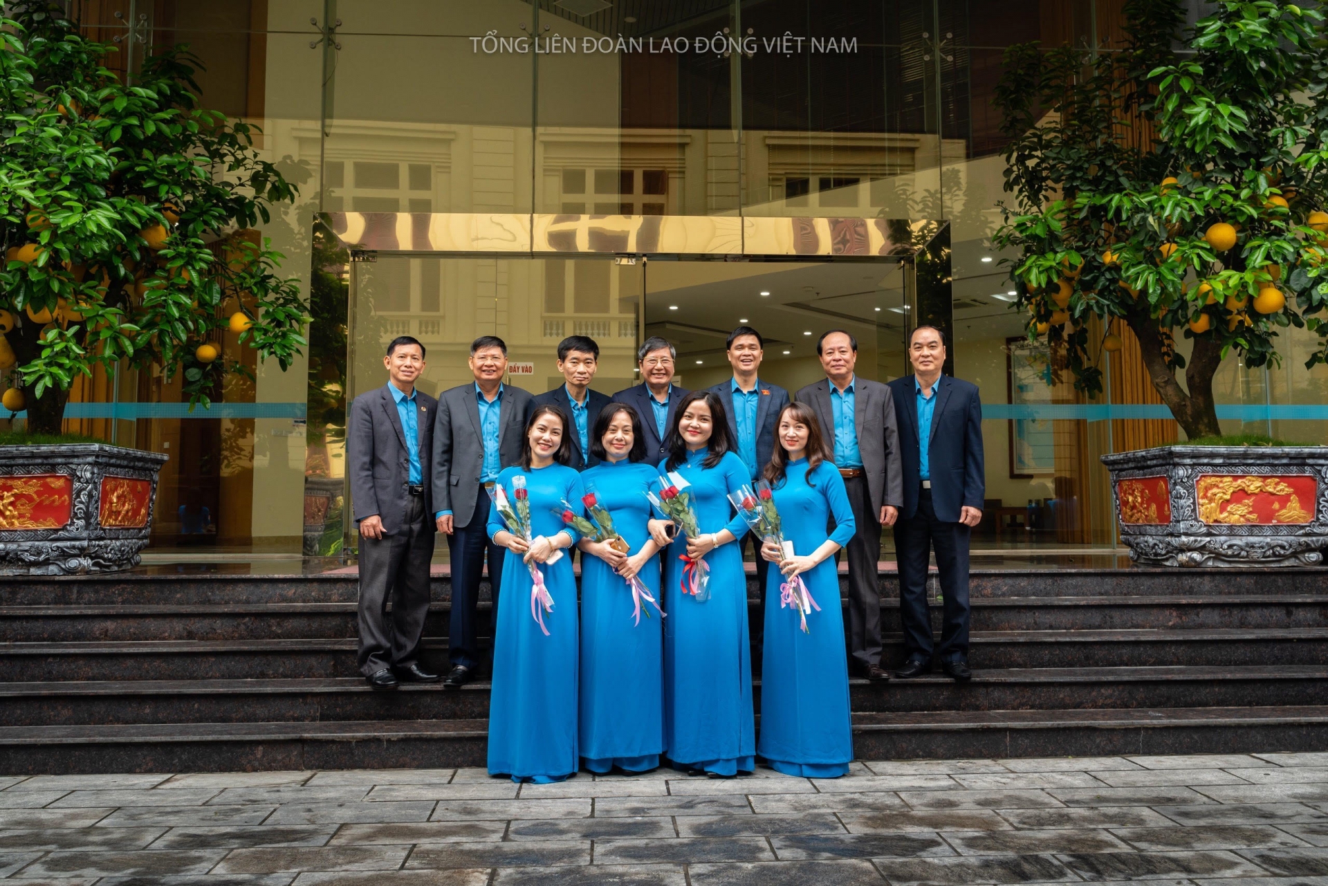 Những bông hoa Tổng LĐLĐ Việt Nam rực rỡ trong "Tuần lễ Áo dài" Những bông hoa Tổng LĐLĐ Việt Nam rực rỡ trong "Tuần lễ Áo dài"