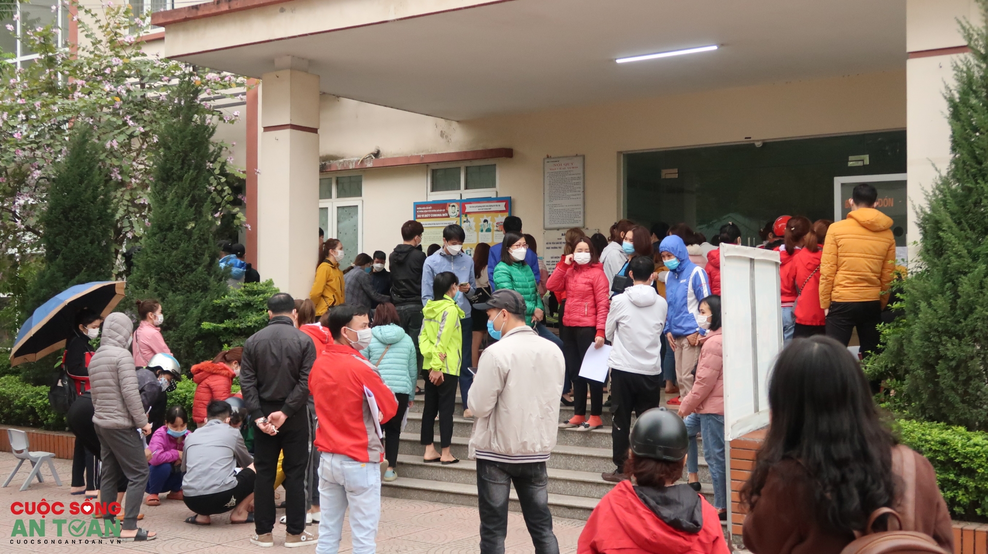 Công nhân chen chúc xin giấy xác nhận F0 đã khỏi bệnh Công nhân chen chúc xin giấy xác nhận F0 đã khỏi bệnh