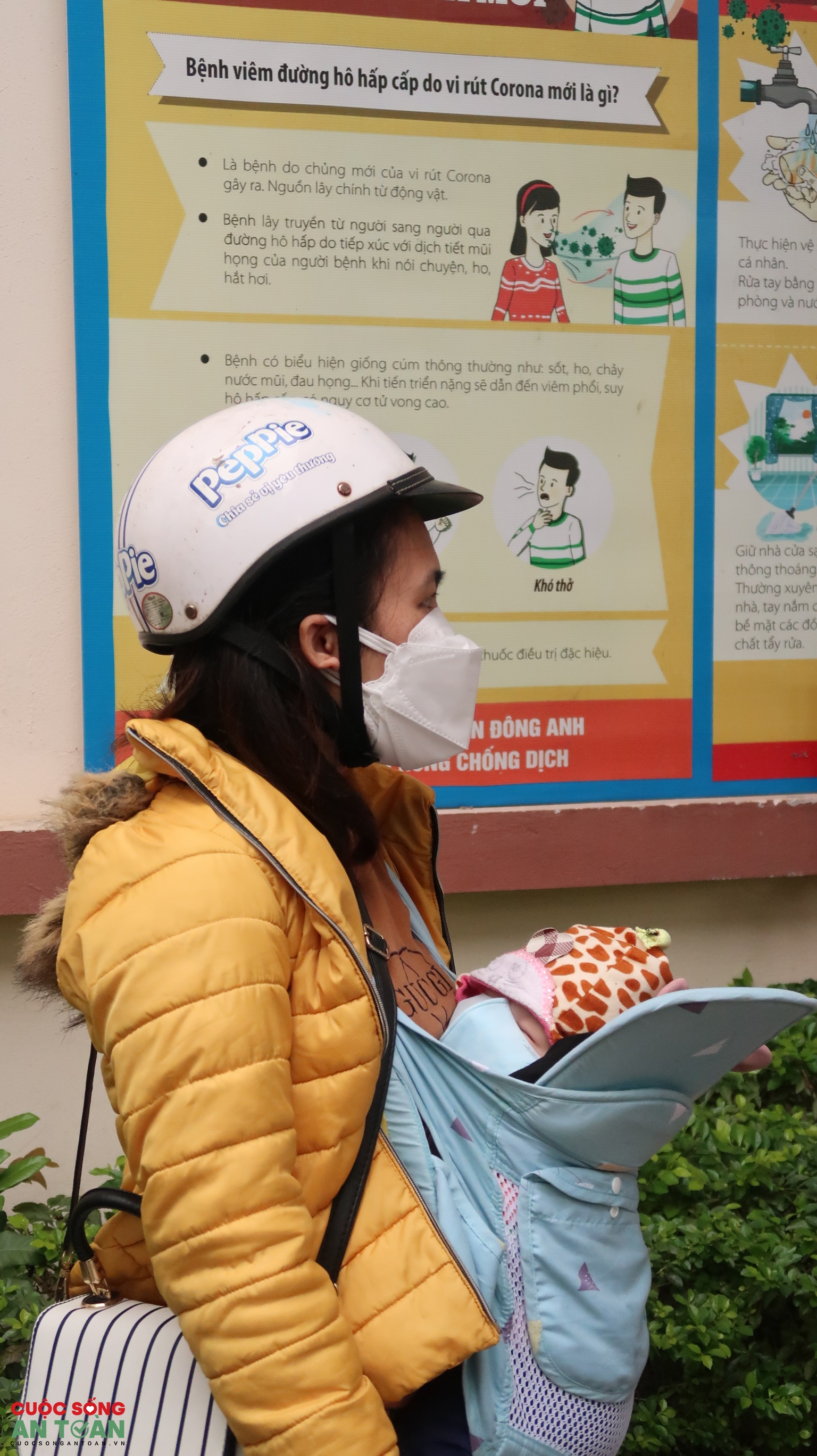 Công nhân chen chúc xin giấy xác nhận F0 đã khỏi bệnh Công nhân chen chúc xin giấy xác nhận F0 đã khỏi bệnh