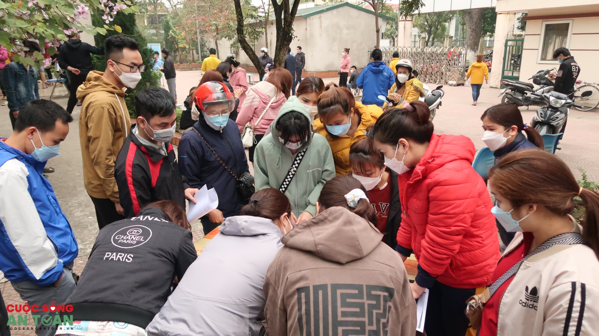 Công nhân chen chúc xin giấy xác nhận F0 đã khỏi bệnh Công nhân chen chúc xin giấy xác nhận F0 đã khỏi bệnh